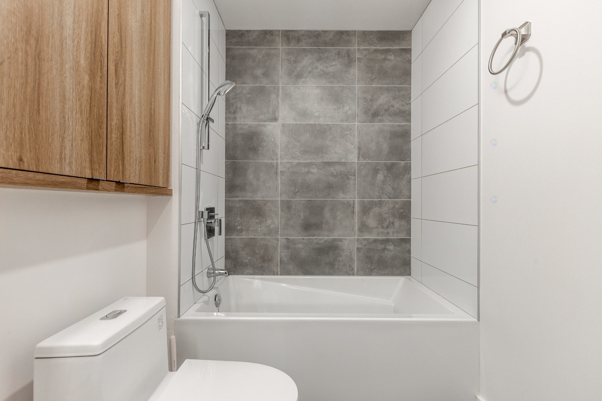 









8


Av. Donegani

, 809,
Pointe-Claire,




QC
H9R0E8

