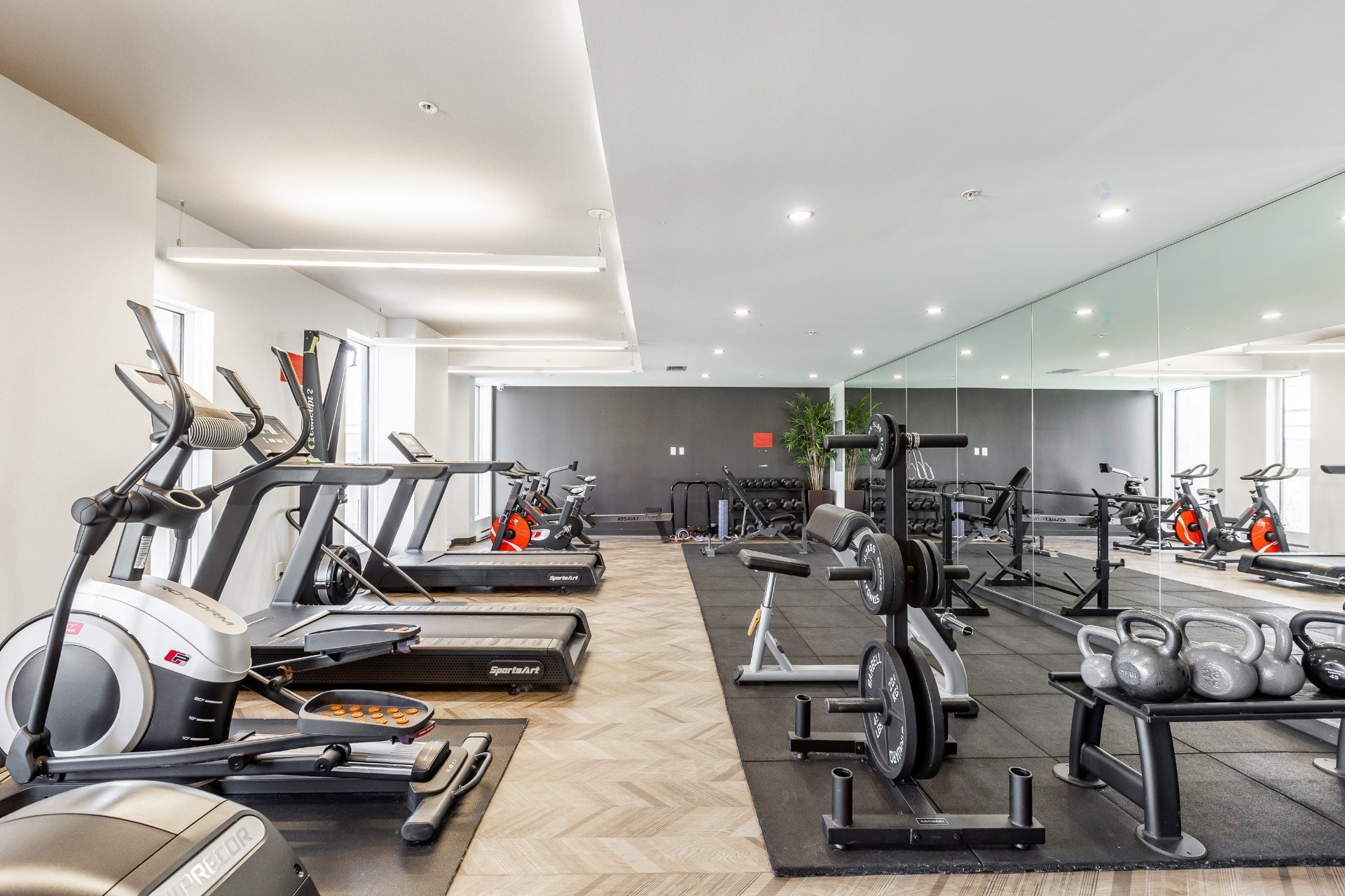









8


Av. Donegani

, 809,
Pointe-Claire,




QC
H9R0E8

