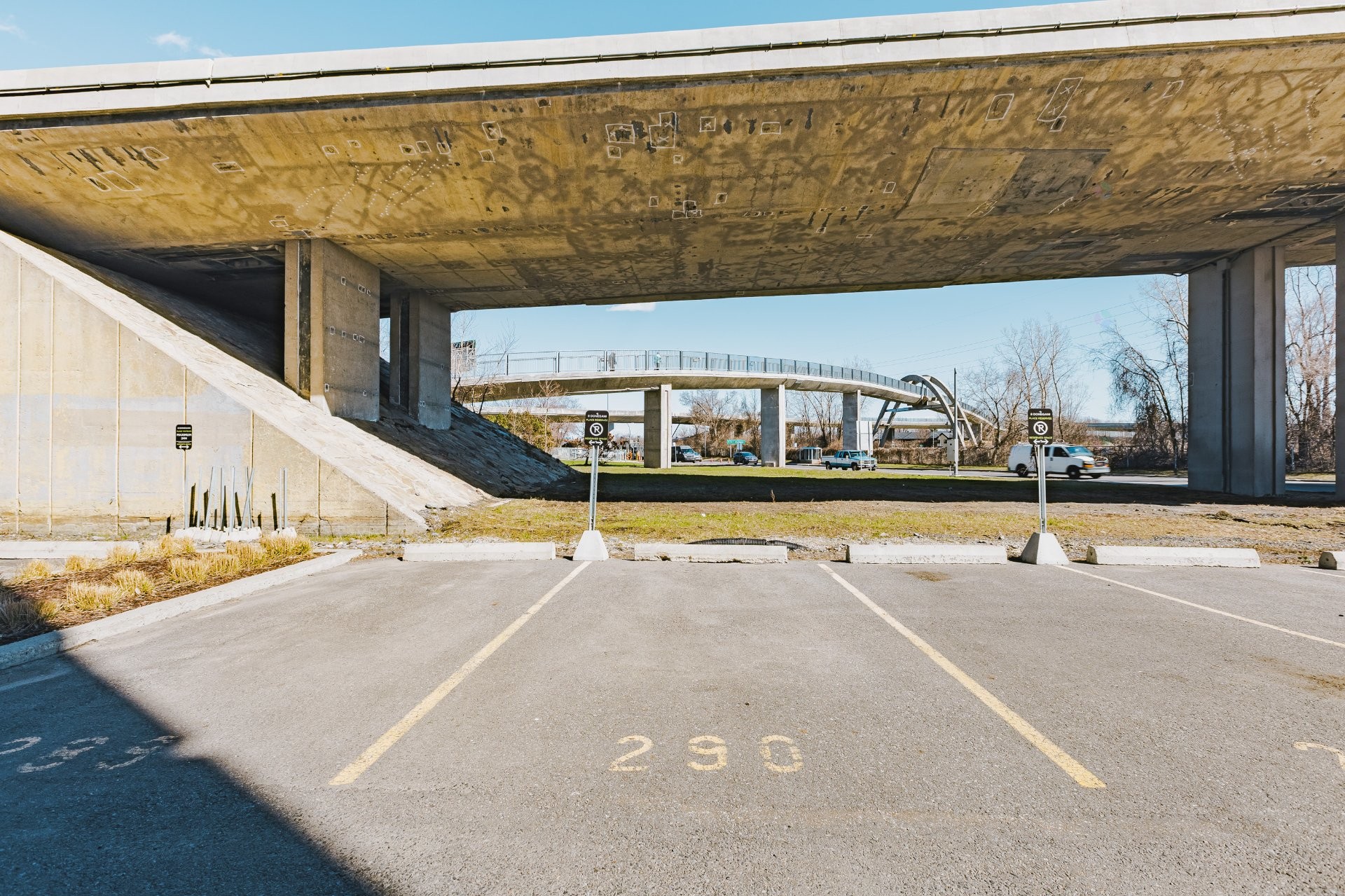 









8


Av. Donegani

, 809,
Pointe-Claire,




QC
H9R0E8

