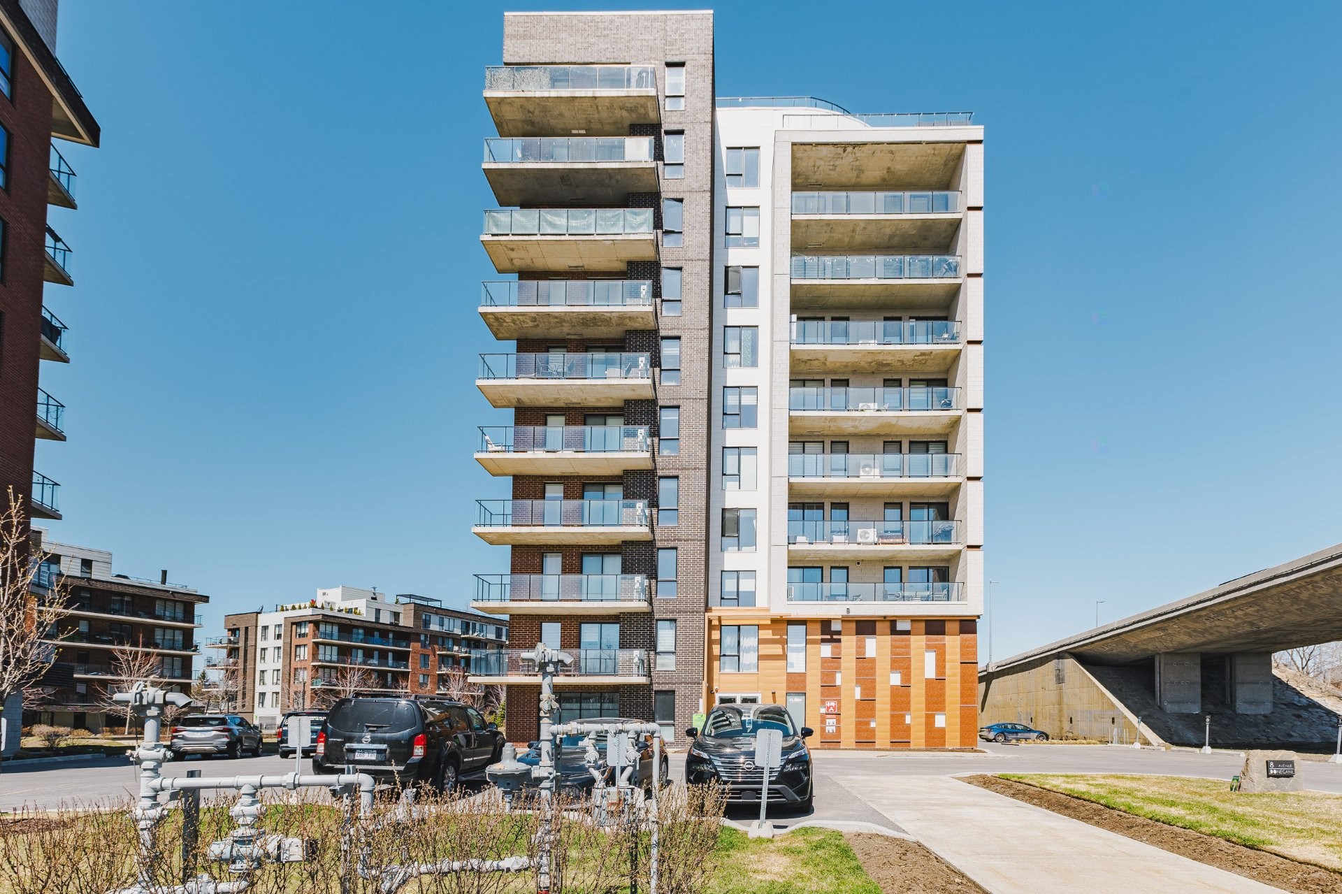 









8


Av. Donegani

, 809,
Pointe-Claire,




QC
H9R0E8

