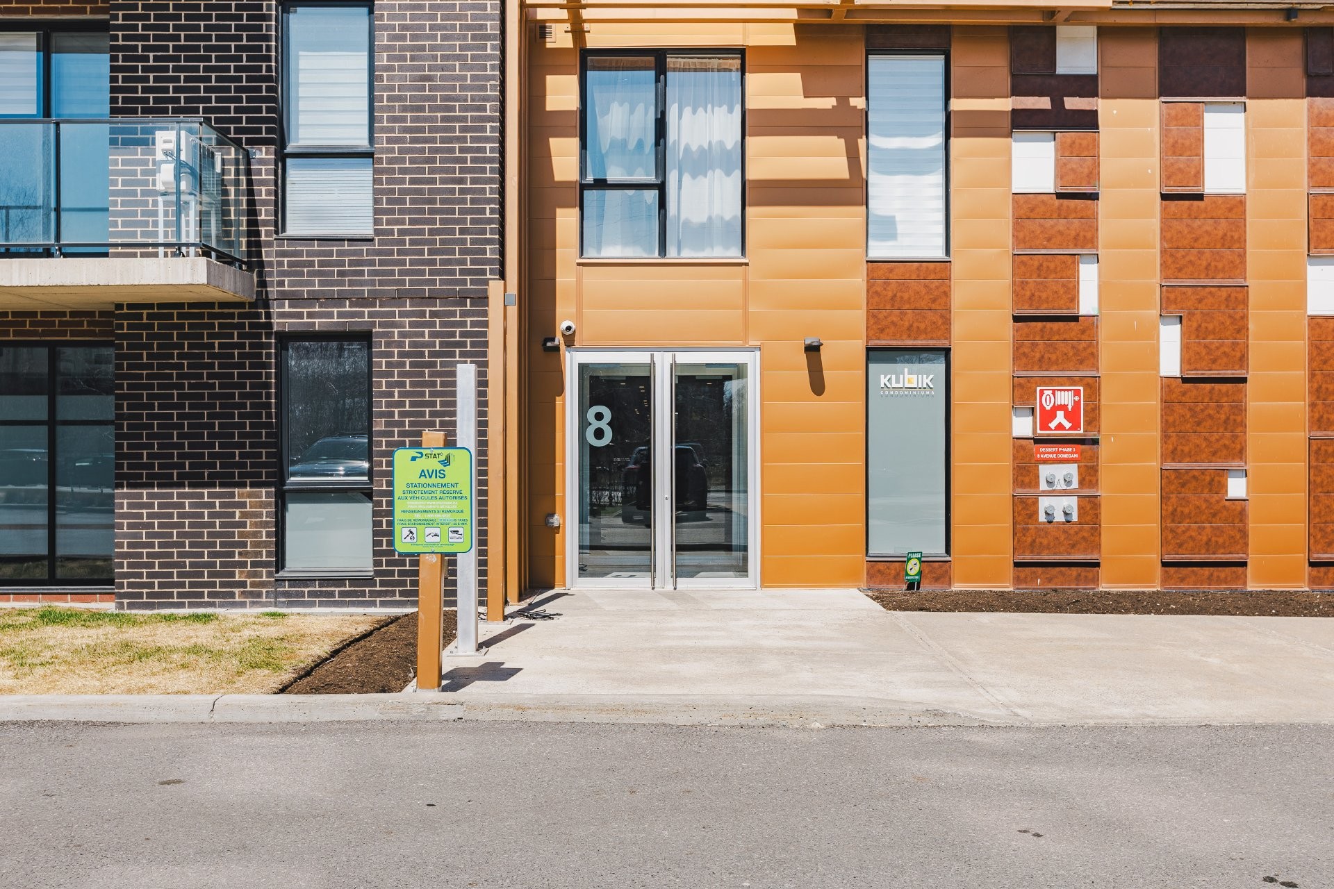 









8


Av. Donegani

, 809,
Pointe-Claire,




QC
H9R0E8

