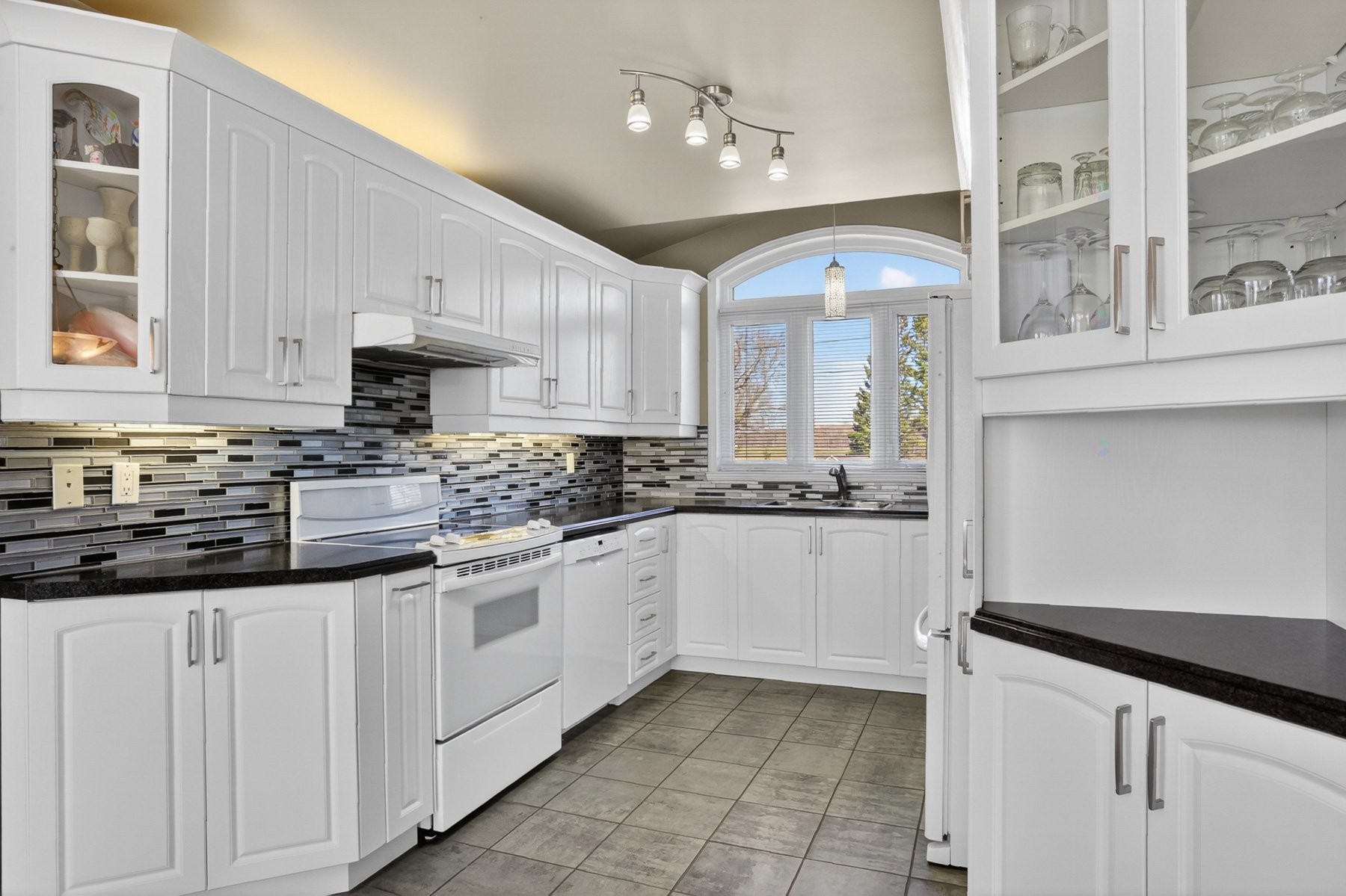 









3320


Rue Notre-Dame E.

,
Trois-Rivières,




QC
G8V1Y9

