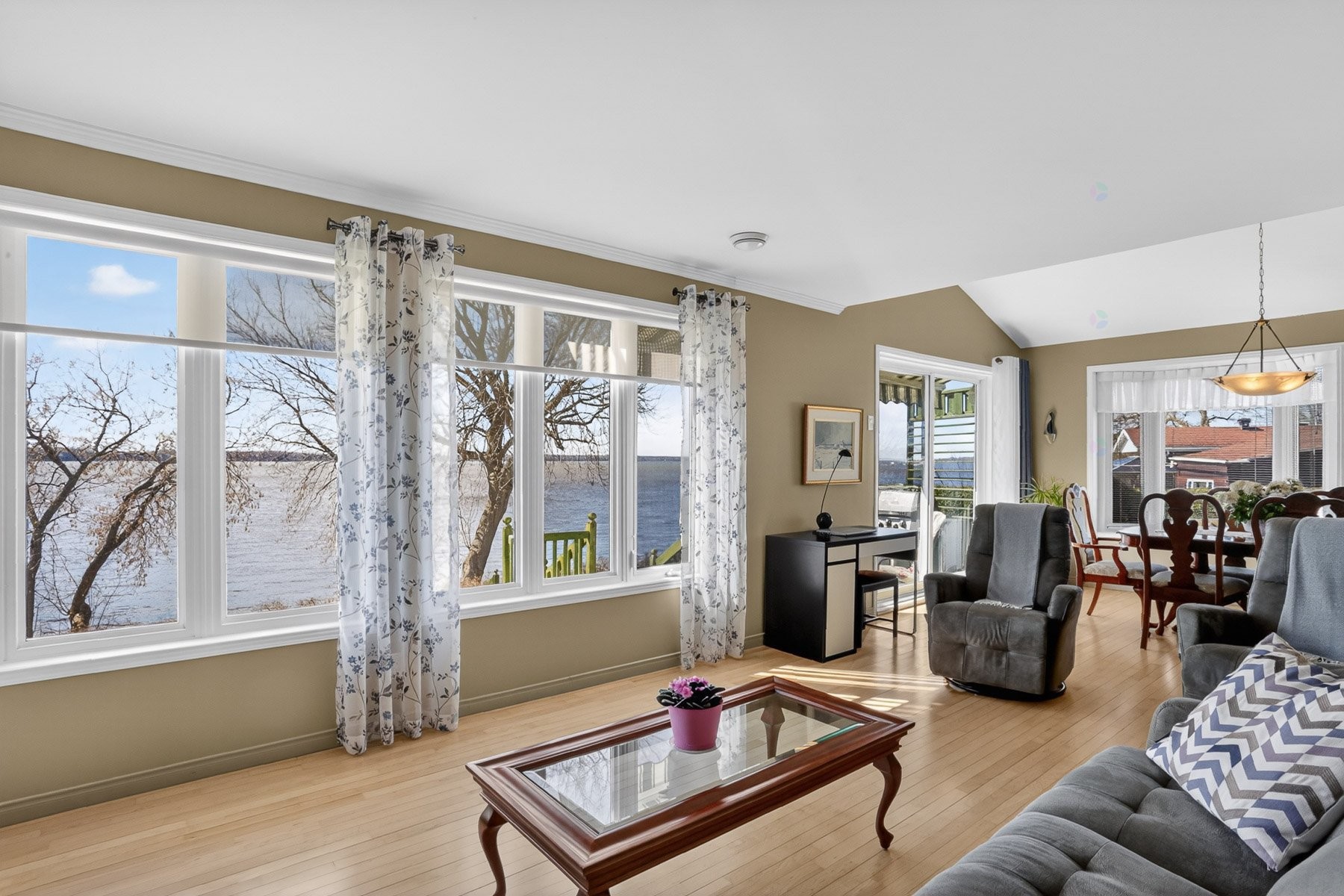 









3320


Rue Notre-Dame E.

,
Trois-Rivières,




QC
G8V1Y9

