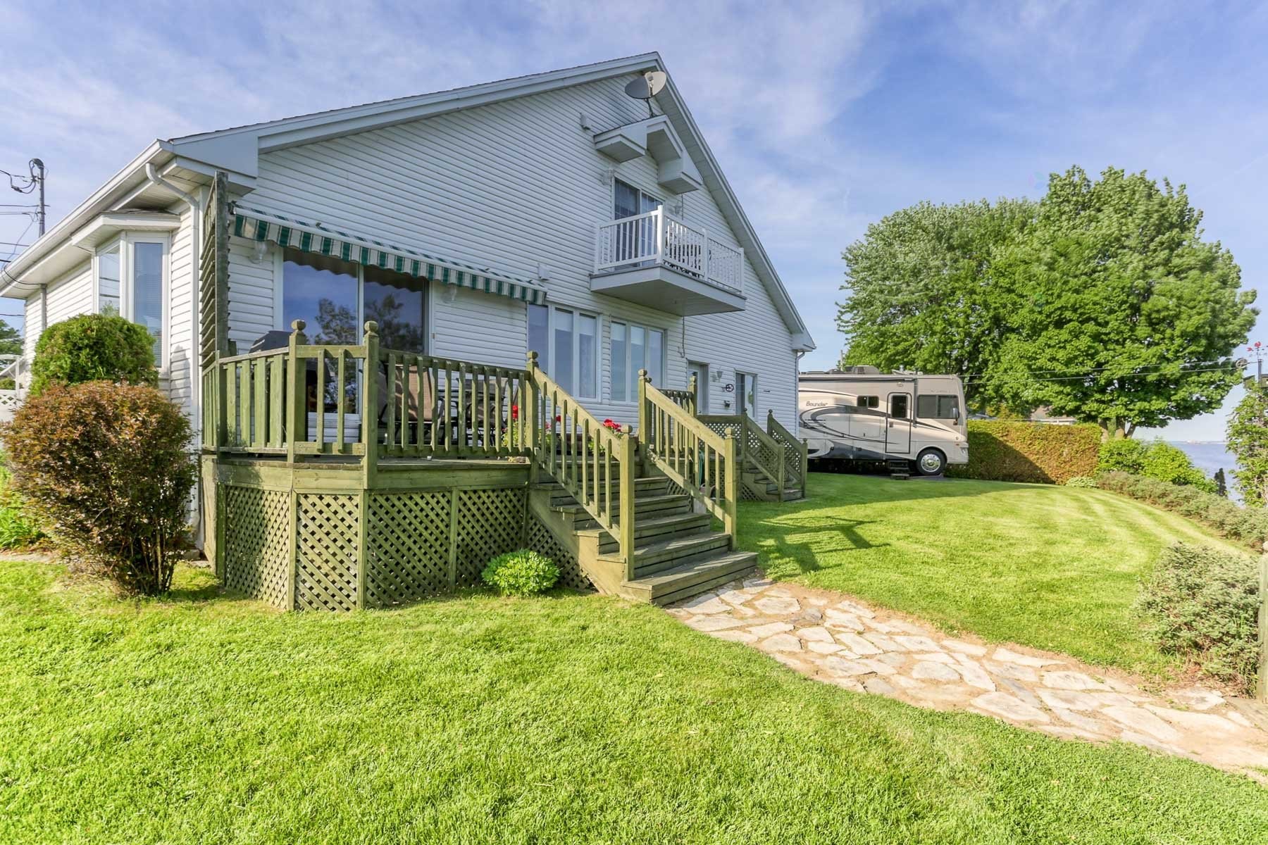 









3320


Rue Notre-Dame E.

,
Trois-Rivières,




QC
G8V1Y9


