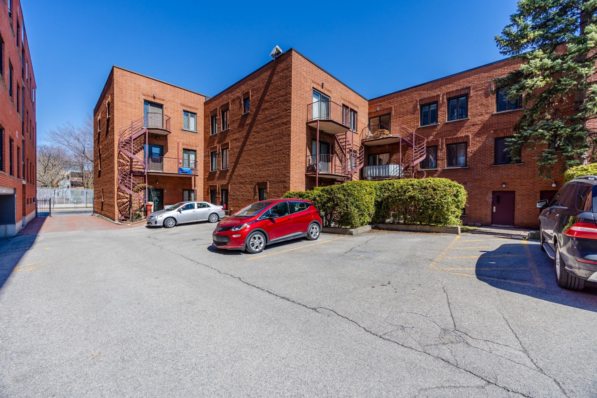 









1700


Av. Papineau

, 104,
Montréal (Ville-Marie),




QC
H2K4H9

