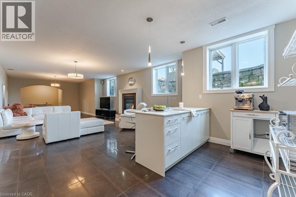 












365 ROBINSON Road

,
Brantford,




Ontario
N3T0L7

