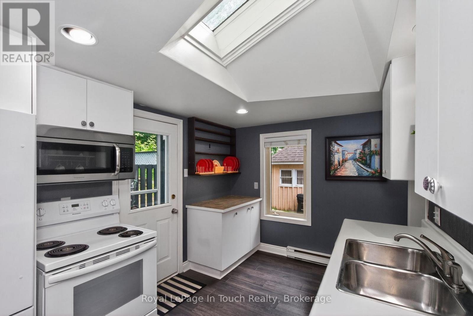 












330 THIRD STREET

,
Midland,




Ontario
L4R3S7

