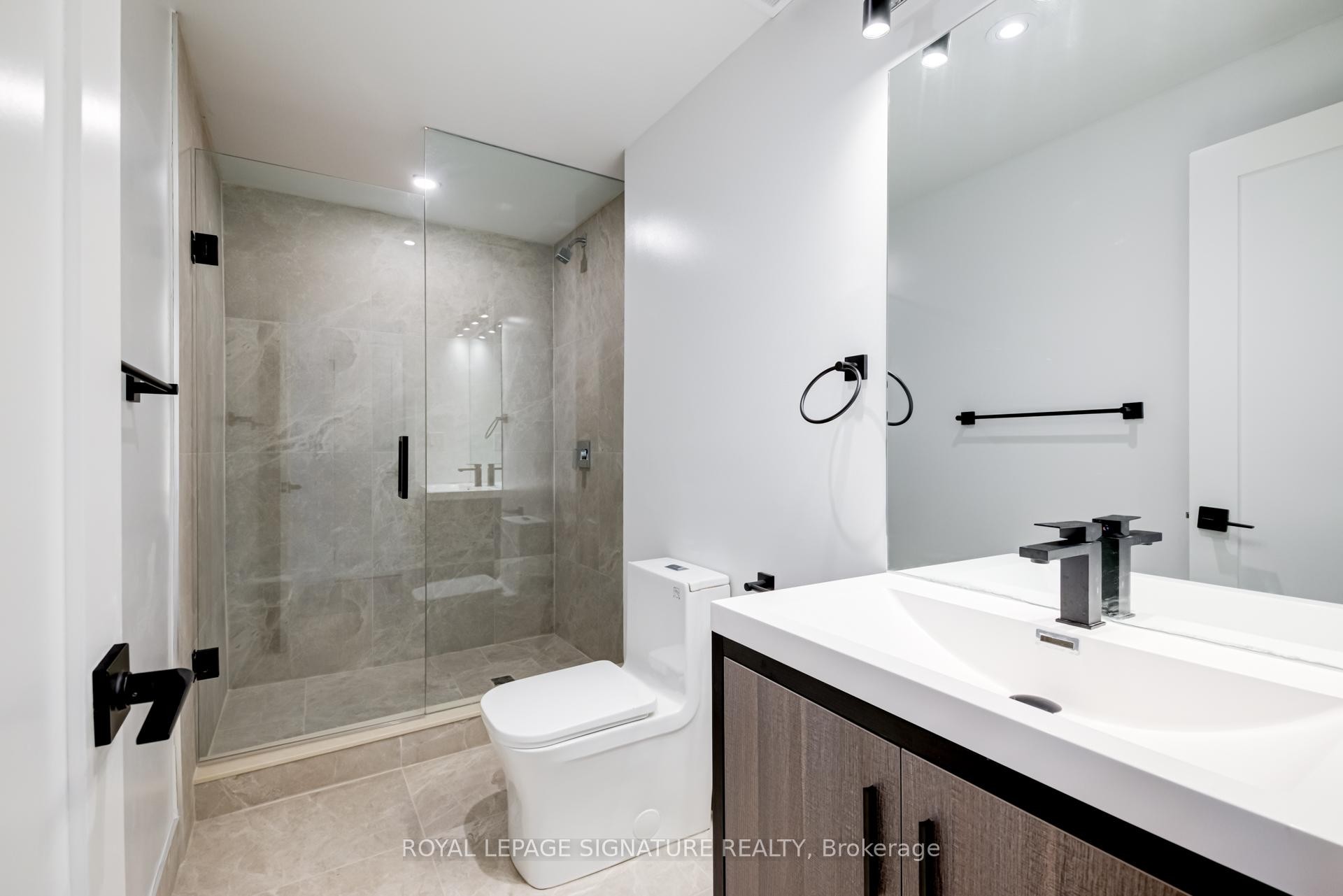 









3039


Dundas

Street West, 6,
Toronto,




ON
M6P 1Z5

