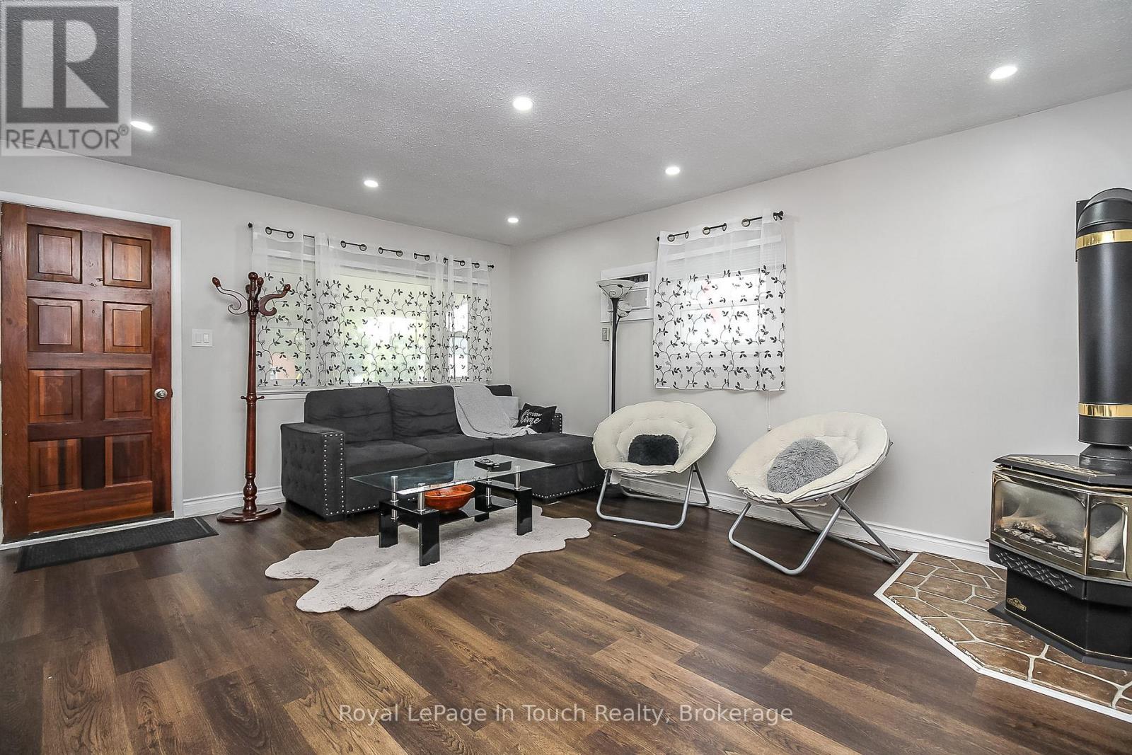 












27 PEEL STREET

,
Penetanguishene,




Ontario
L9M1A5

