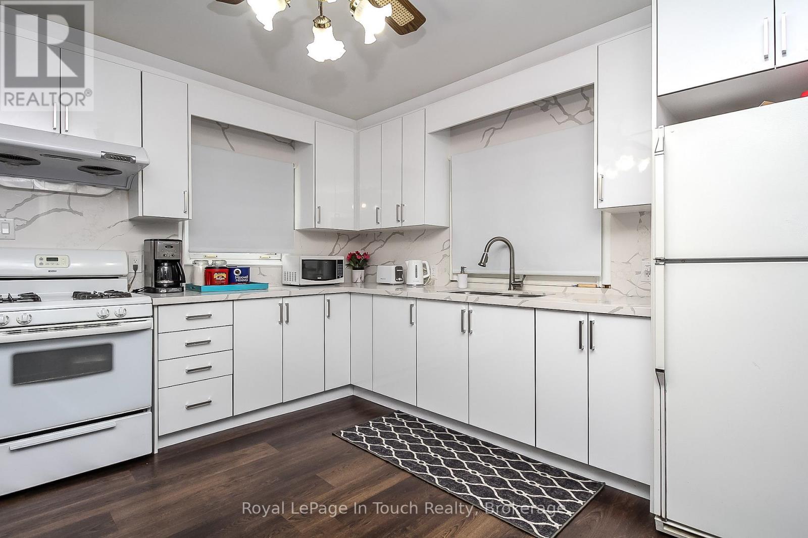 












27 PEEL STREET

,
Penetanguishene,




Ontario
L9M1A5

