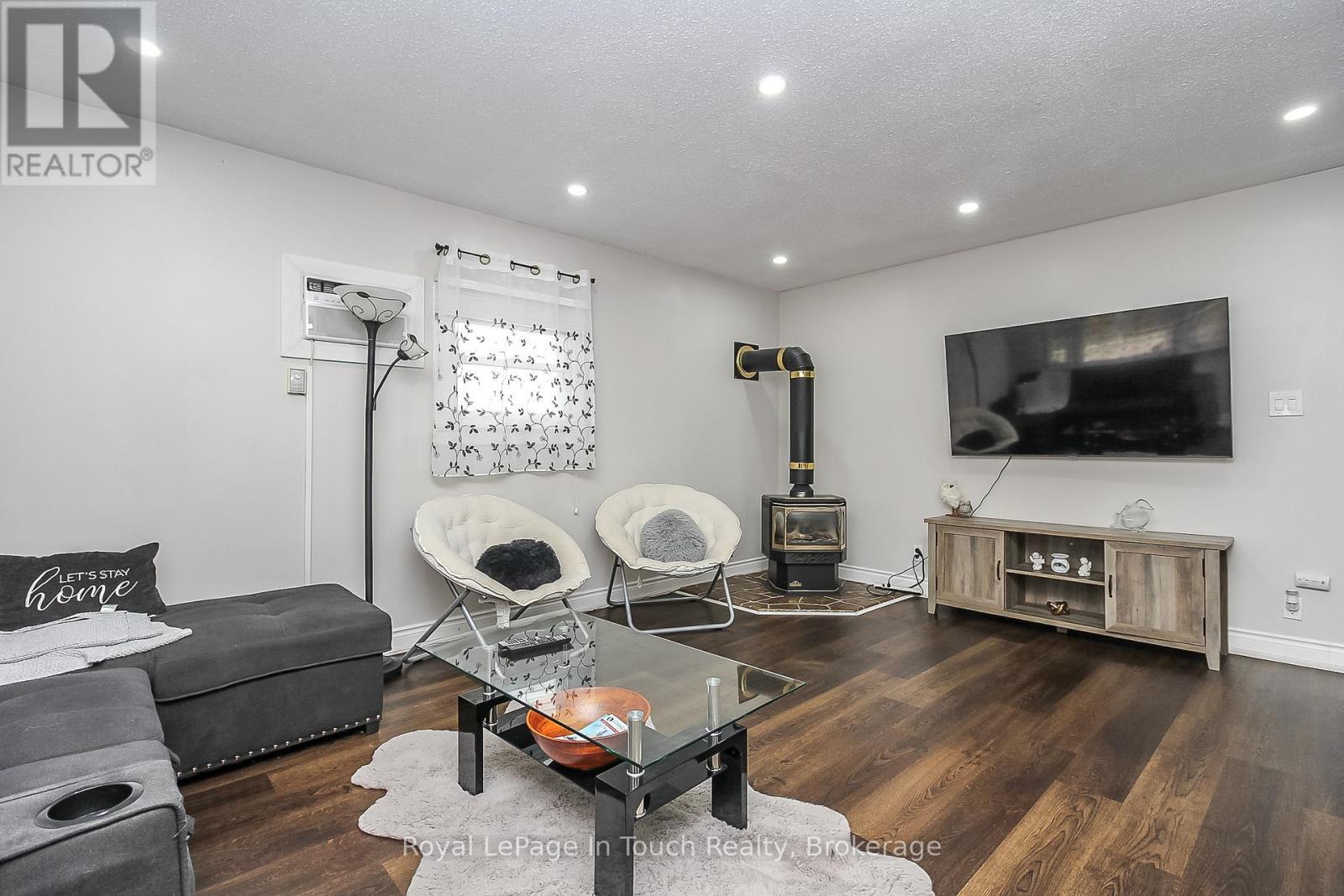 












27 PEEL STREET

,
Penetanguishene,




Ontario
L9M1A5

