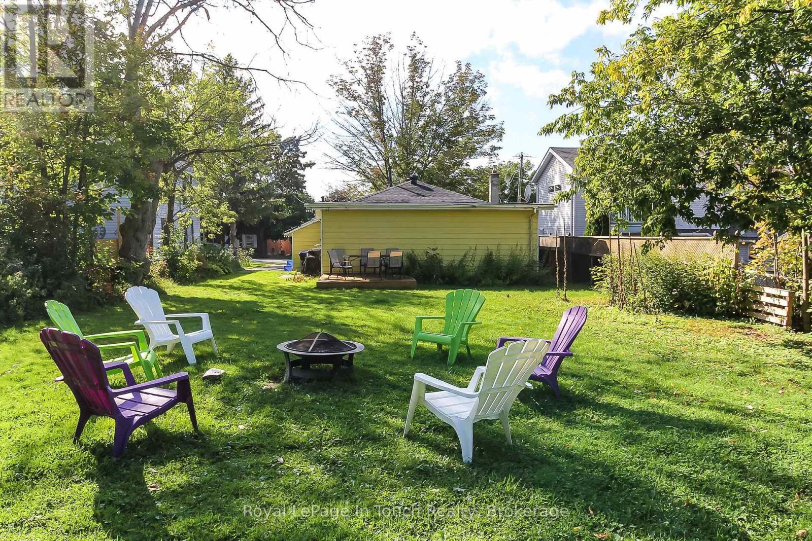 












27 PEEL STREET

,
Penetanguishene,




Ontario
L9M1A5


