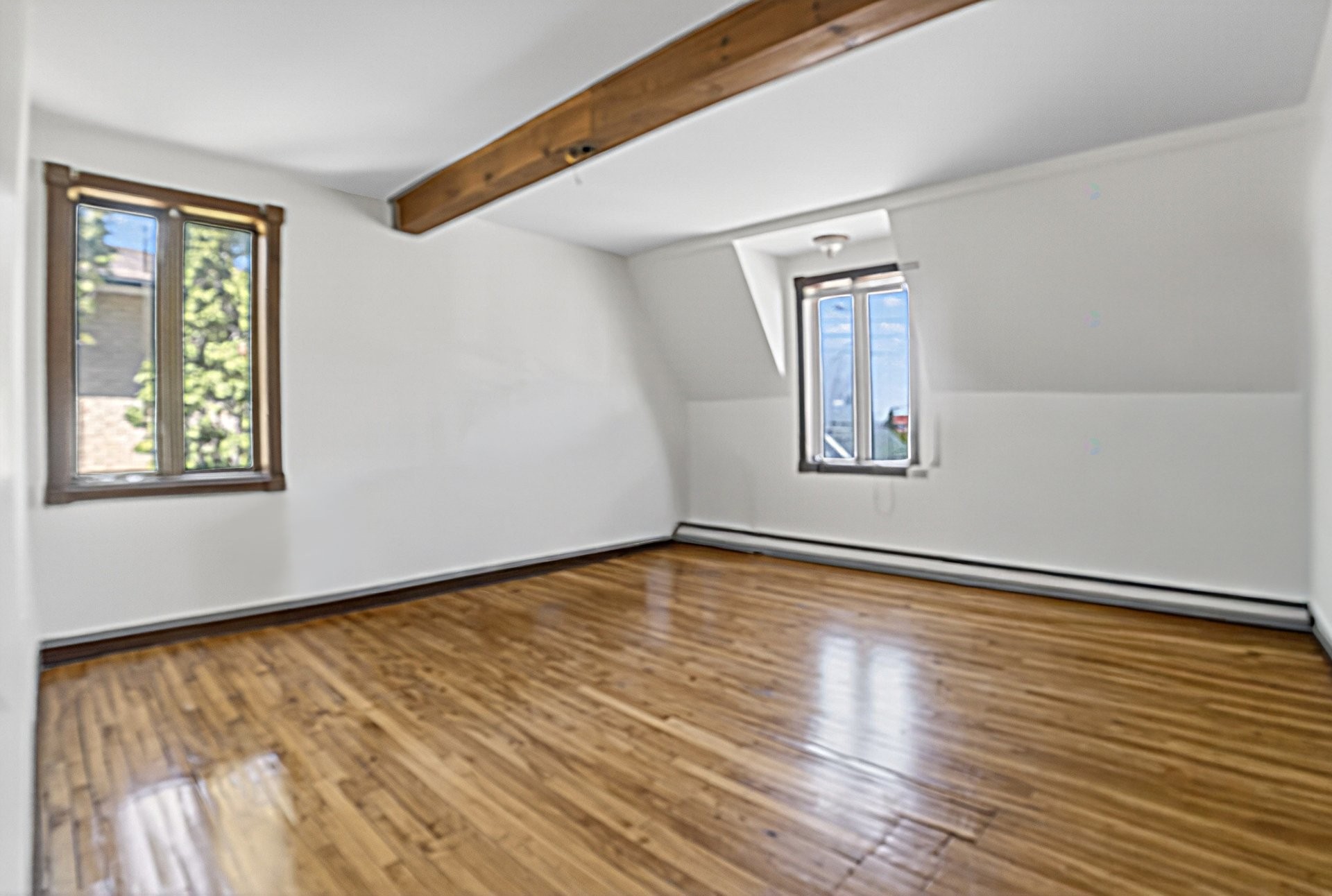 









10950

 - 10952


Av. Lausanne

,
Montréal (Montréal-Nord),




QC
H1H5B7

