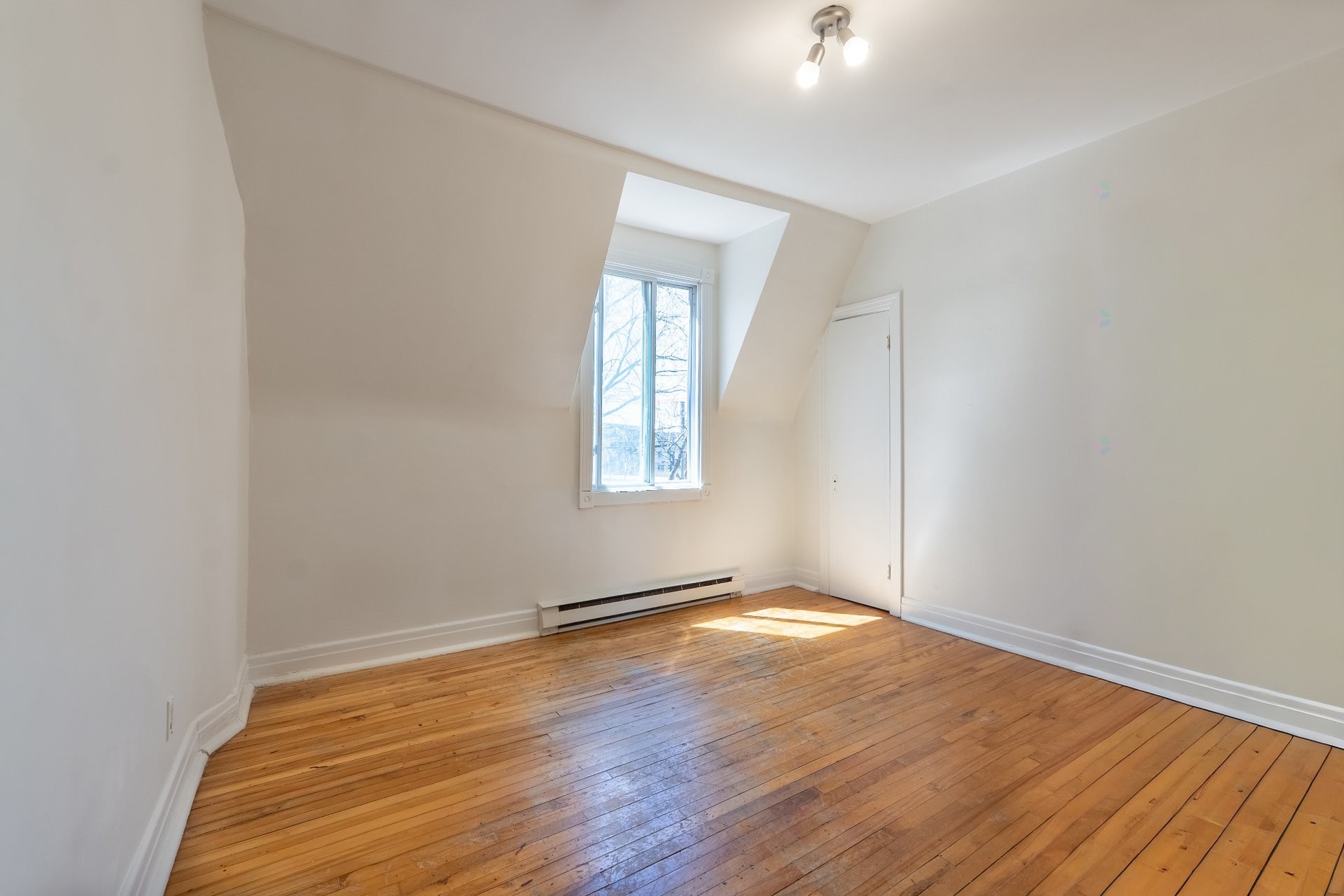 









10950

 - 10952


Av. Lausanne

,
Montréal (Montréal-Nord),




QC
H1H5B7

