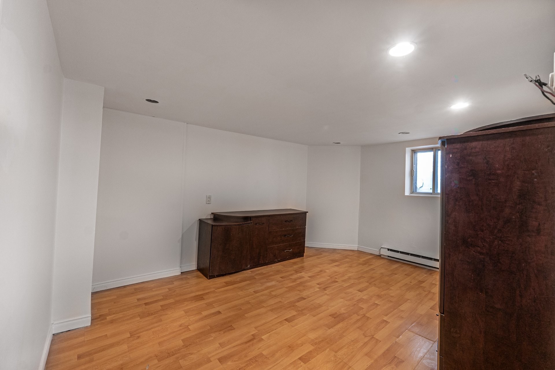 









10950

 - 10952


Av. Lausanne

,
Montréal (Montréal-Nord),




QC
H1H5B7

