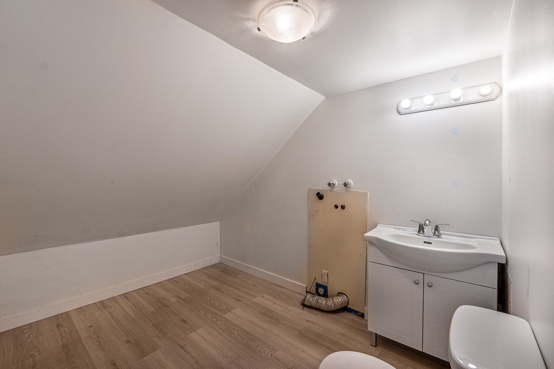 









10950

 - 10952


Av. Lausanne

,
Montréal (Montréal-Nord),




QC
H1H5B7

