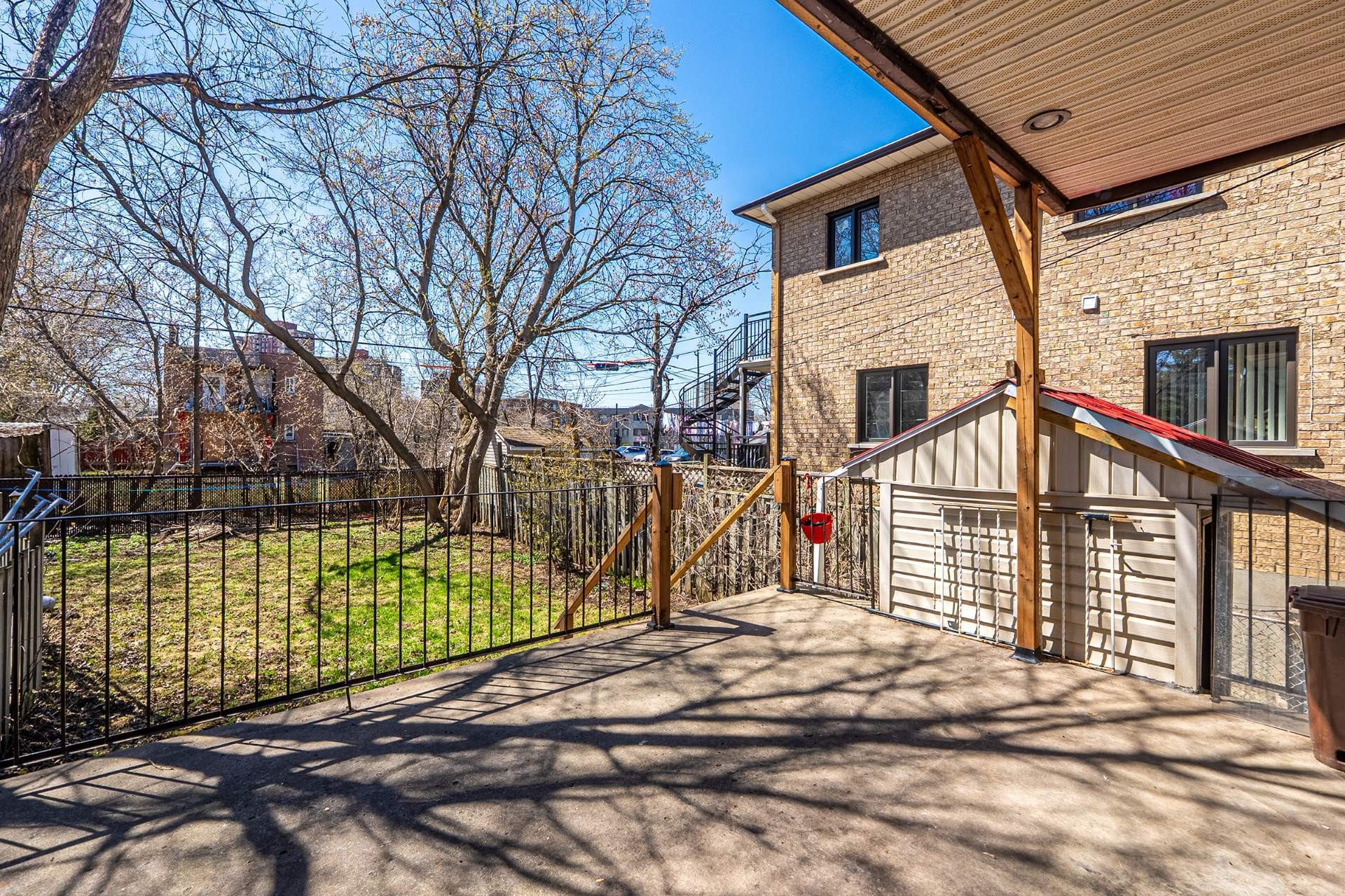 









10950

 - 10952


Av. Lausanne

,
Montréal (Montréal-Nord),




QC
H1H5B7

