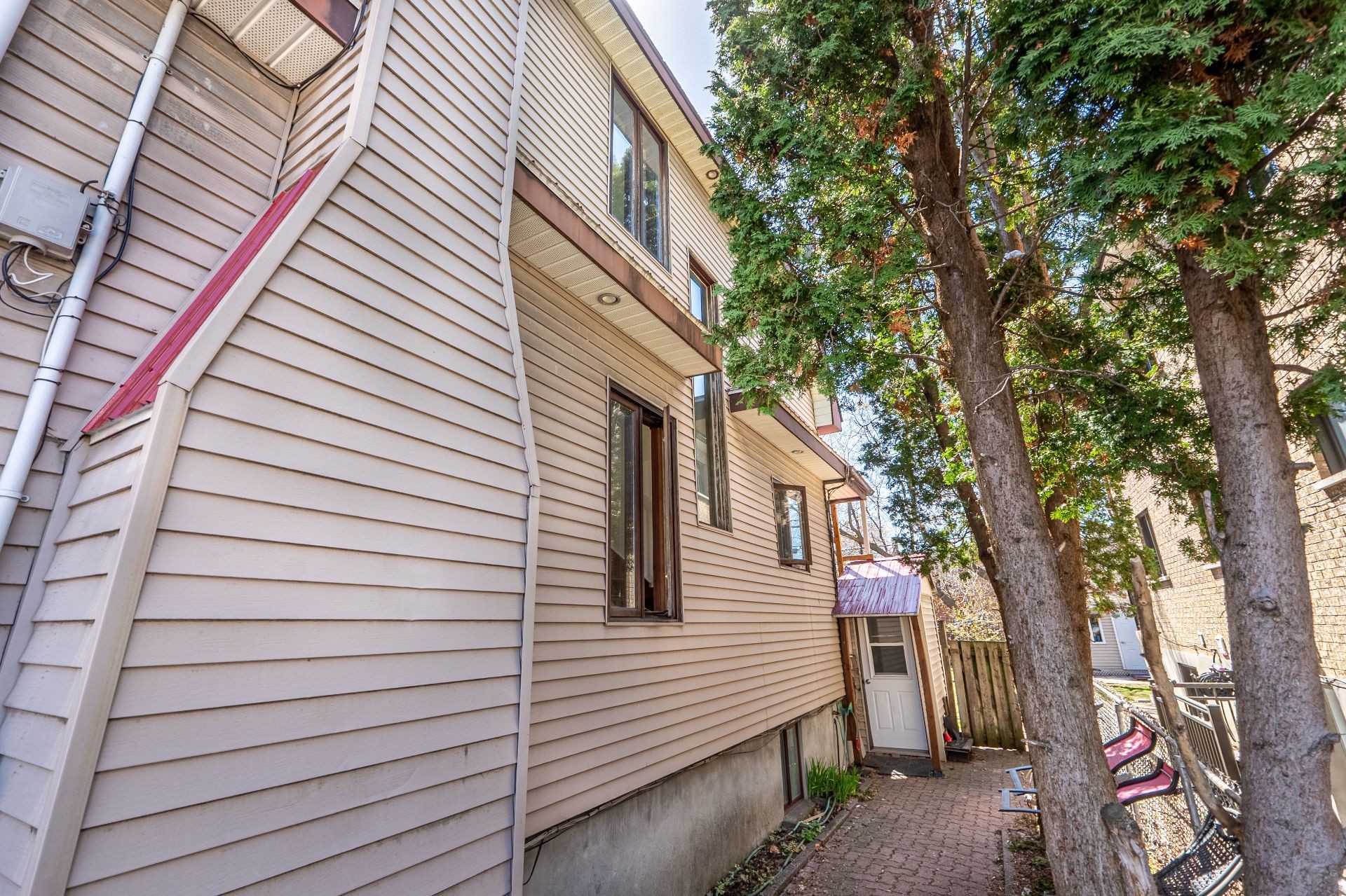 









10950

 - 10952


Av. Lausanne

,
Montréal (Montréal-Nord),




QC
H1H5B7

