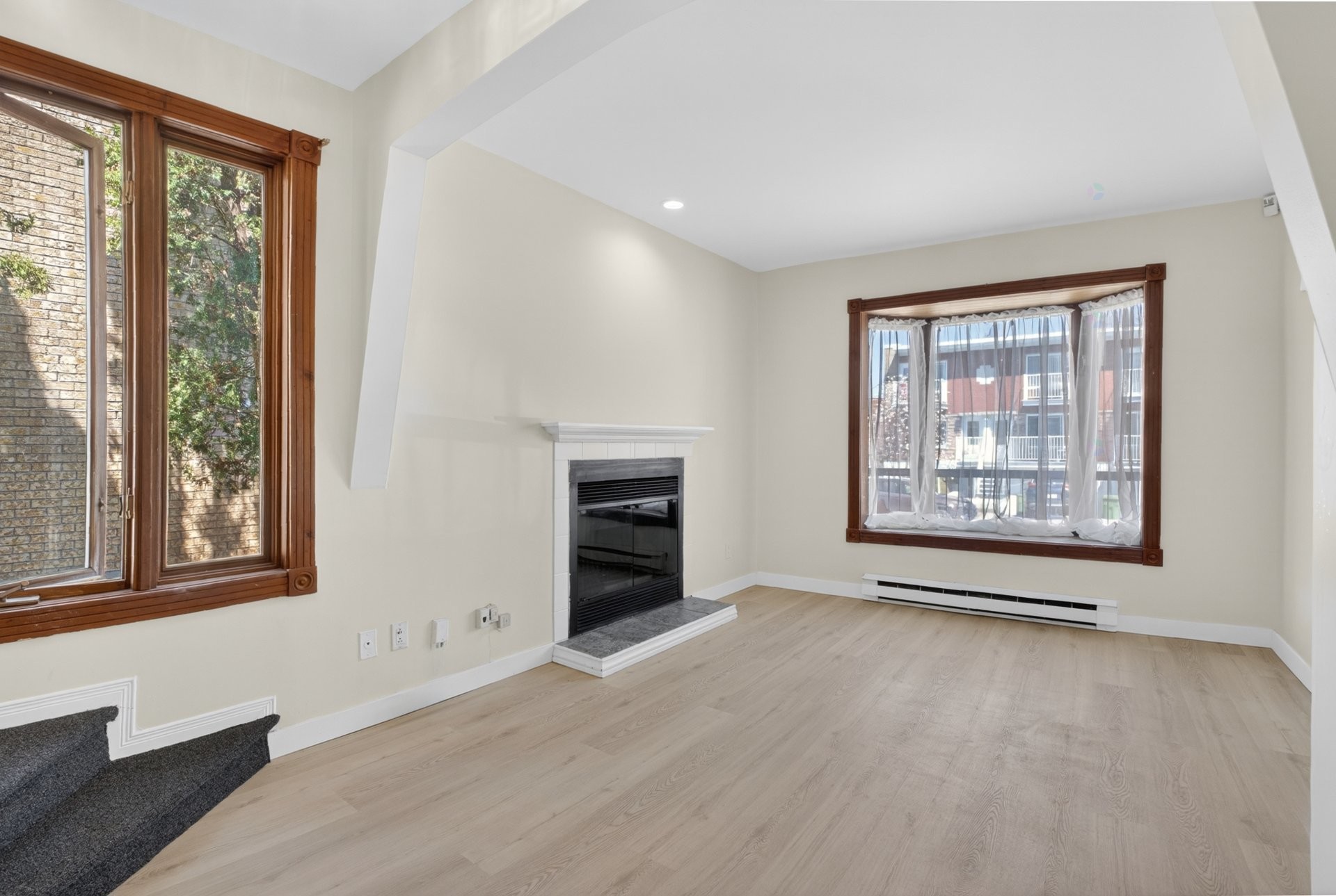 









10950

 - 10952


Av. Lausanne

,
Montréal (Montréal-Nord),




QC
H1H5B7

