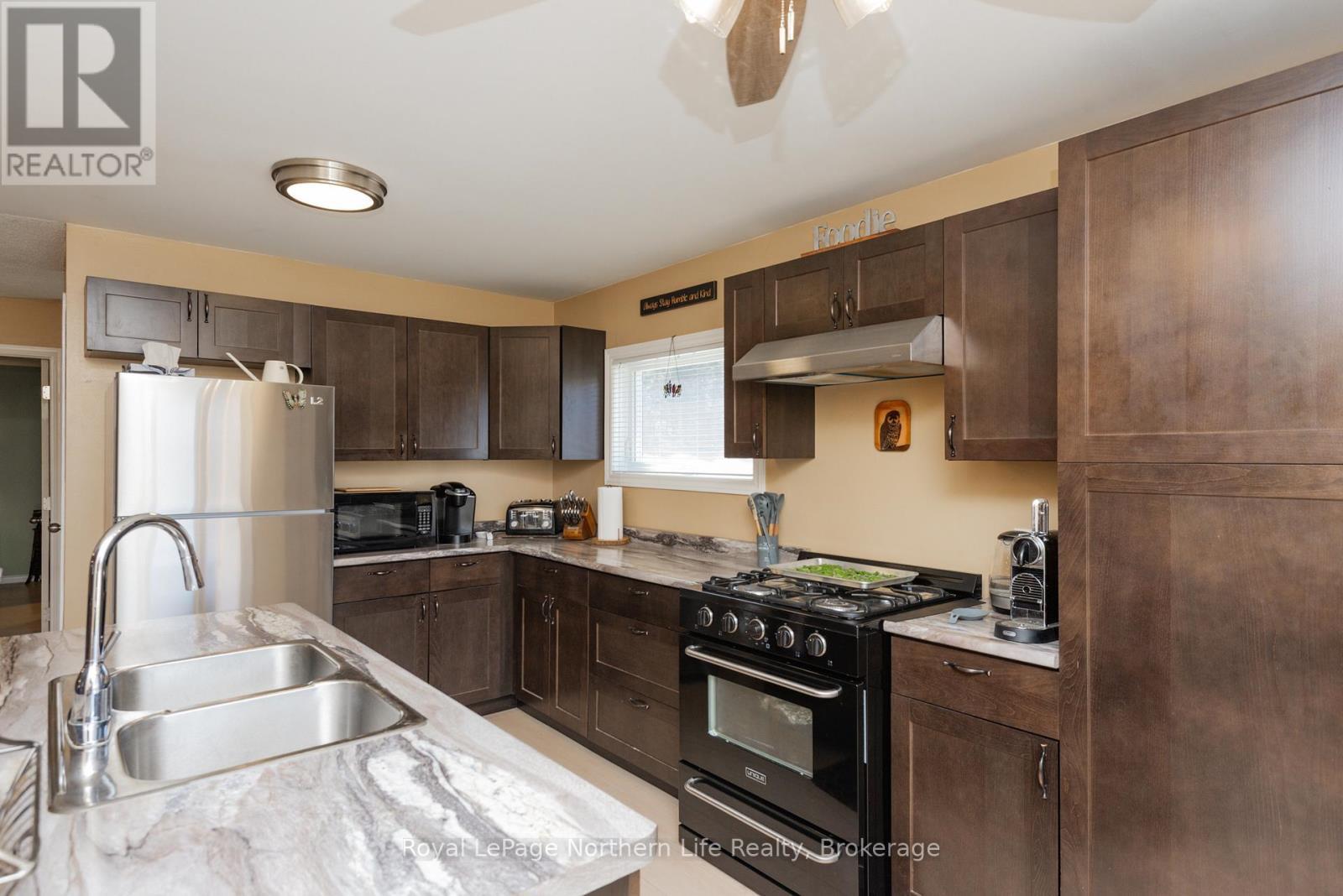












121 BENNETT ROAD

,
Parry Sound Remote Area (Pringle),




Ontario
P0H1J0

