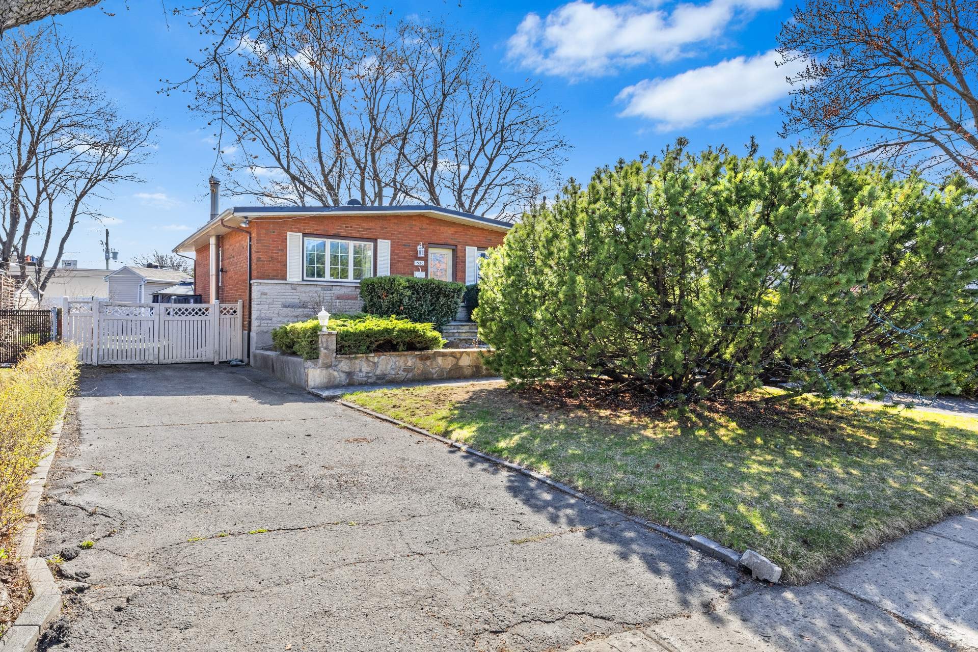 









1520


Rue Verchères

,
Longueuil (Le Vieux-Longueuil),




QC
J4K2Z7

