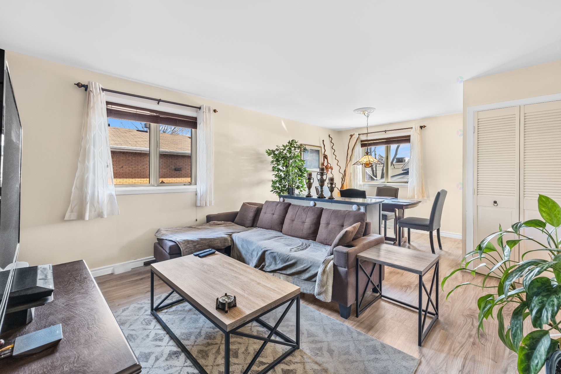 









1520


Rue Verchères

,
Longueuil (Le Vieux-Longueuil),




QC
J4K2Z7

