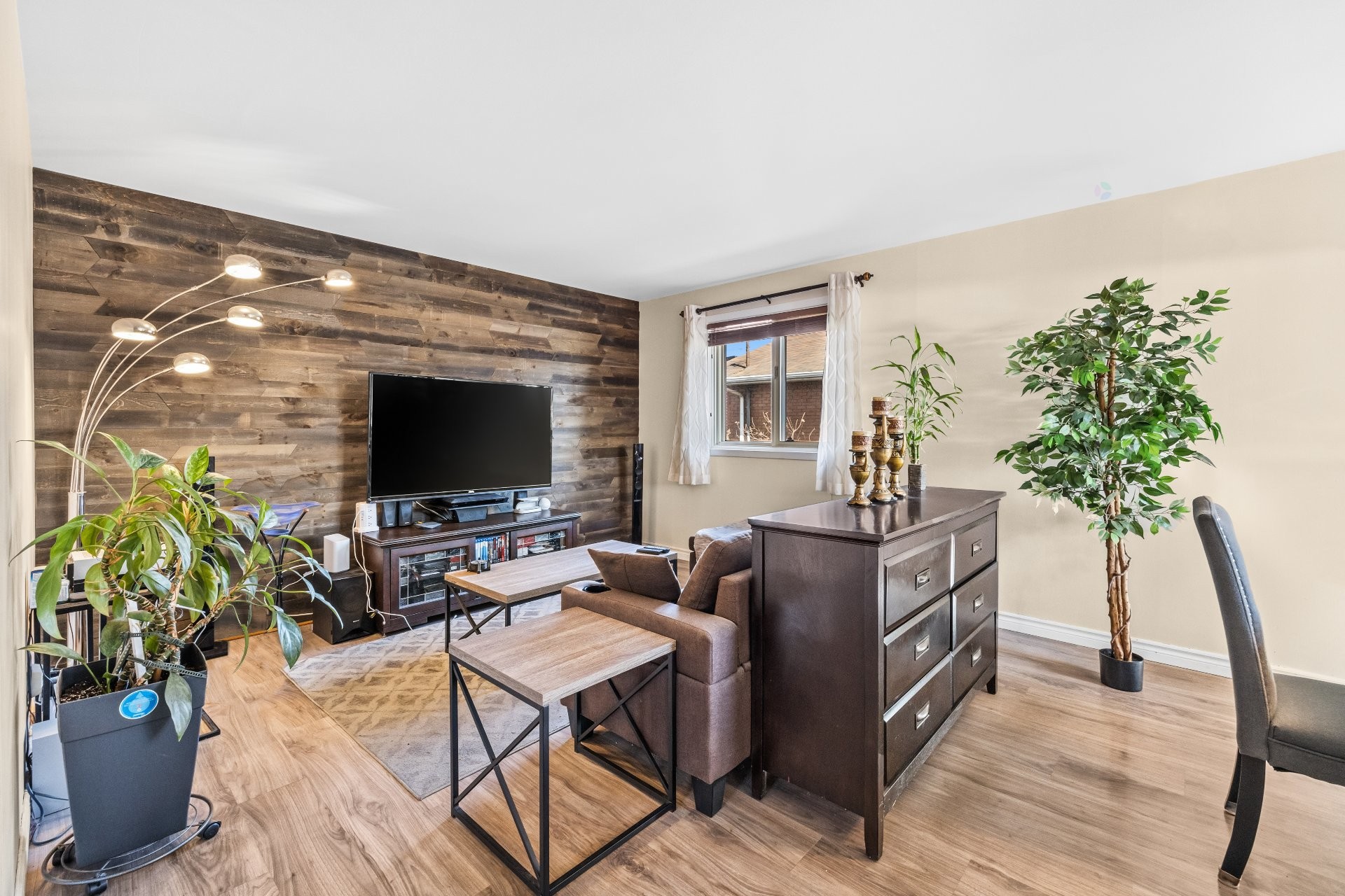 









1520


Rue Verchères

,
Longueuil (Le Vieux-Longueuil),




QC
J4K2Z7

