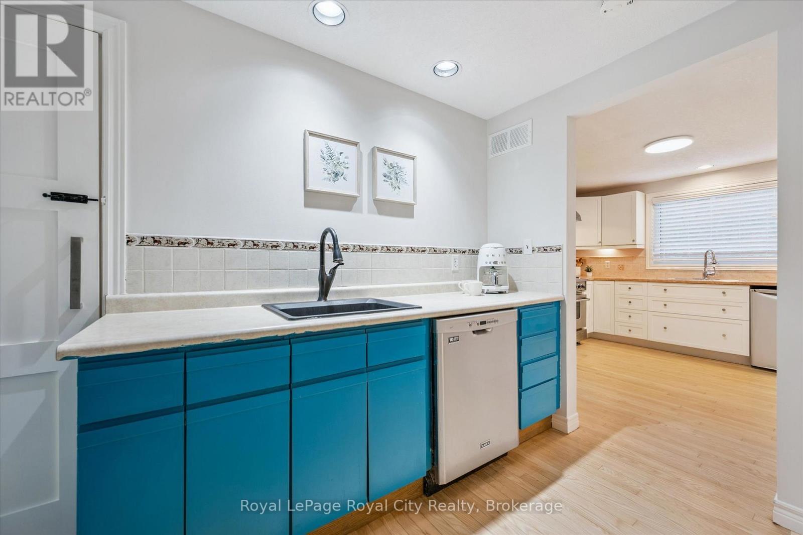 












6548 BEATTY LINE N

,
Centre Wellington (Fergus),




Ontario
N1M2W3

