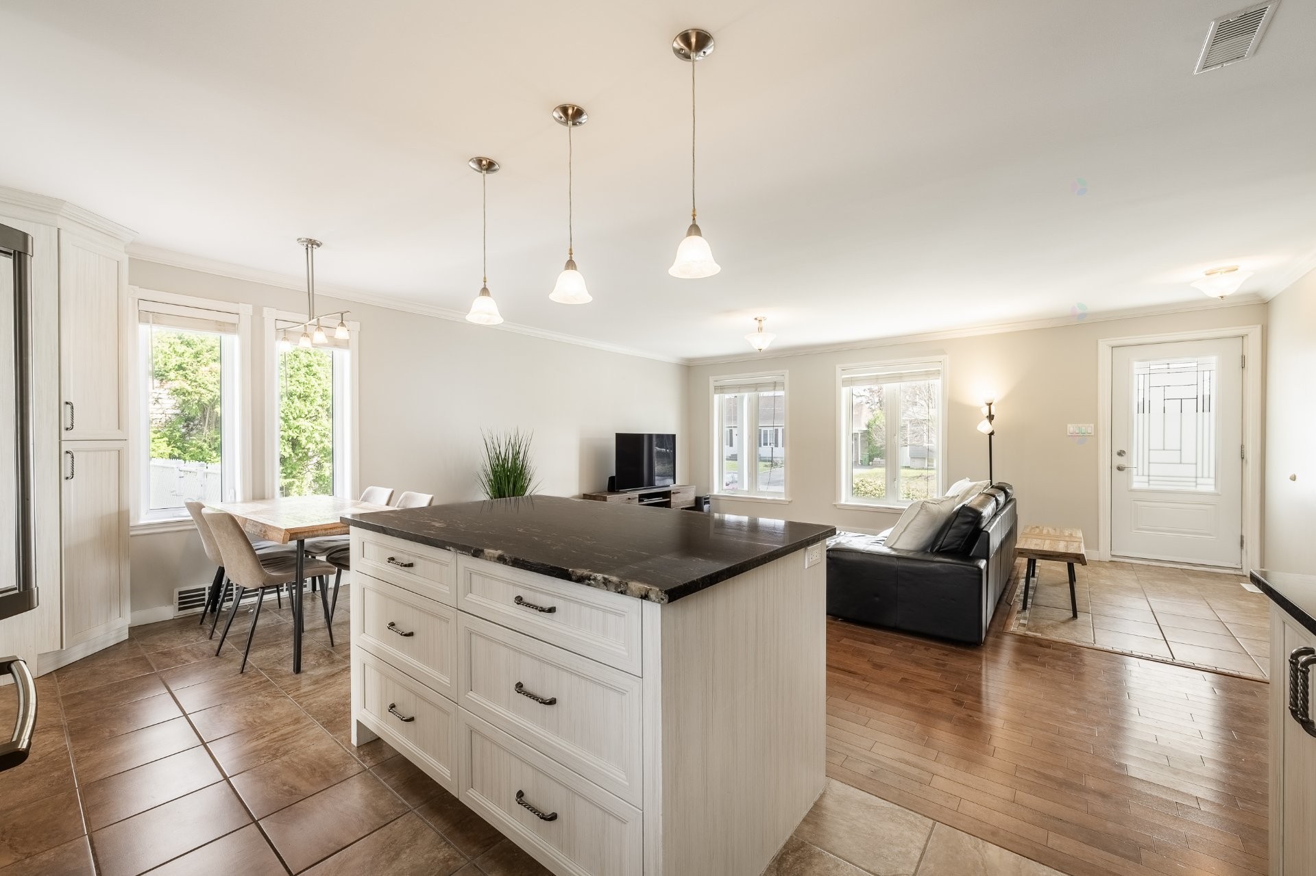 









179


Rue Mailloux

,
Saint-Jean-sur-Richelieu,




QC
J2W1N9

