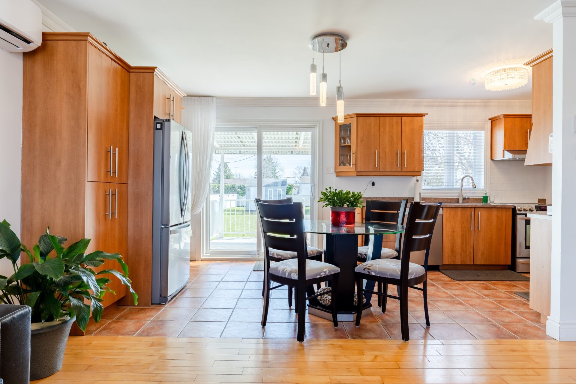 









5615


Av. Raoul

,
Longueuil (Saint-Hubert),




QC
J3Y7P2

