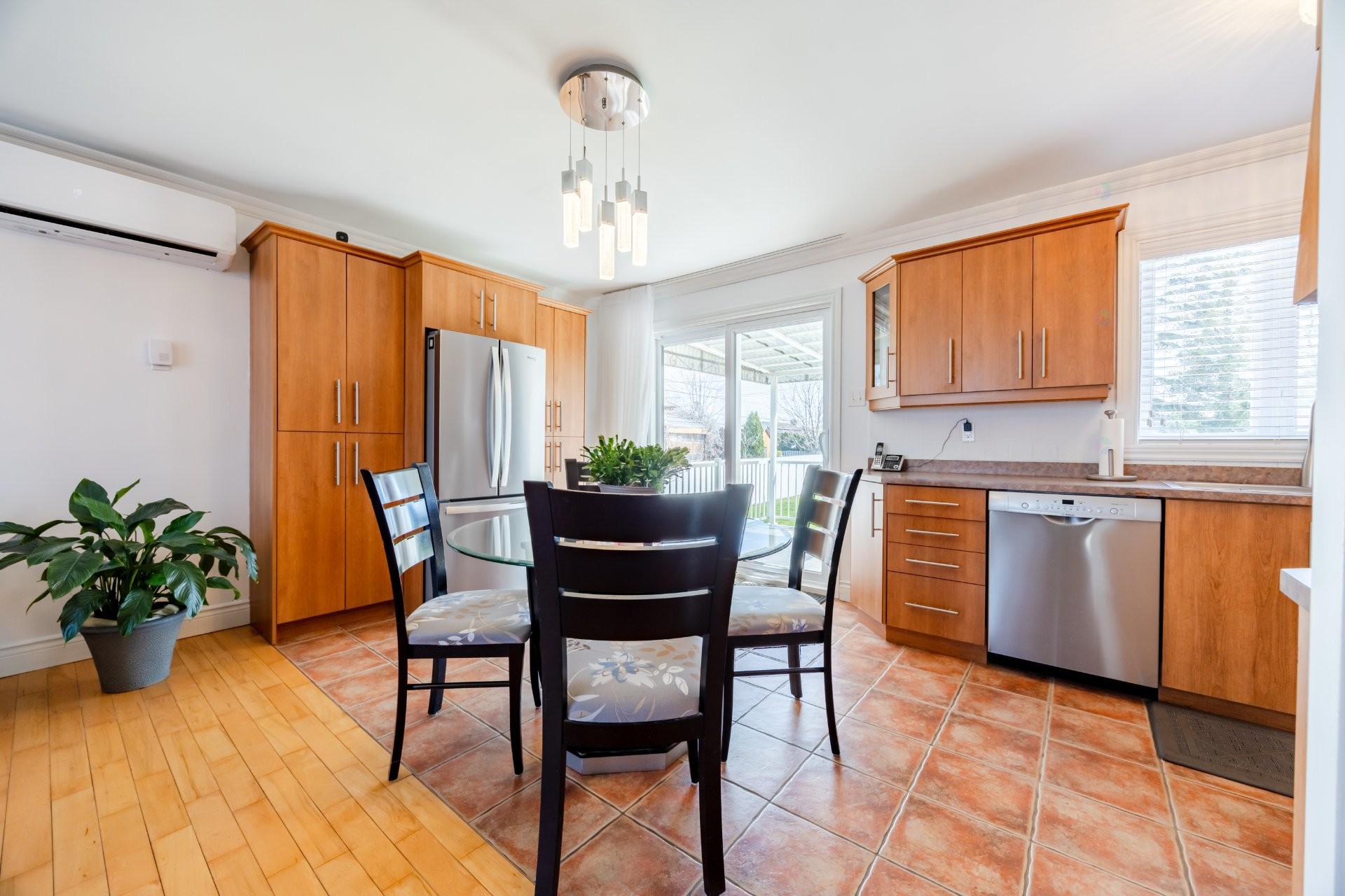 









5615


Av. Raoul

,
Longueuil (Saint-Hubert),




QC
J3Y7P2

