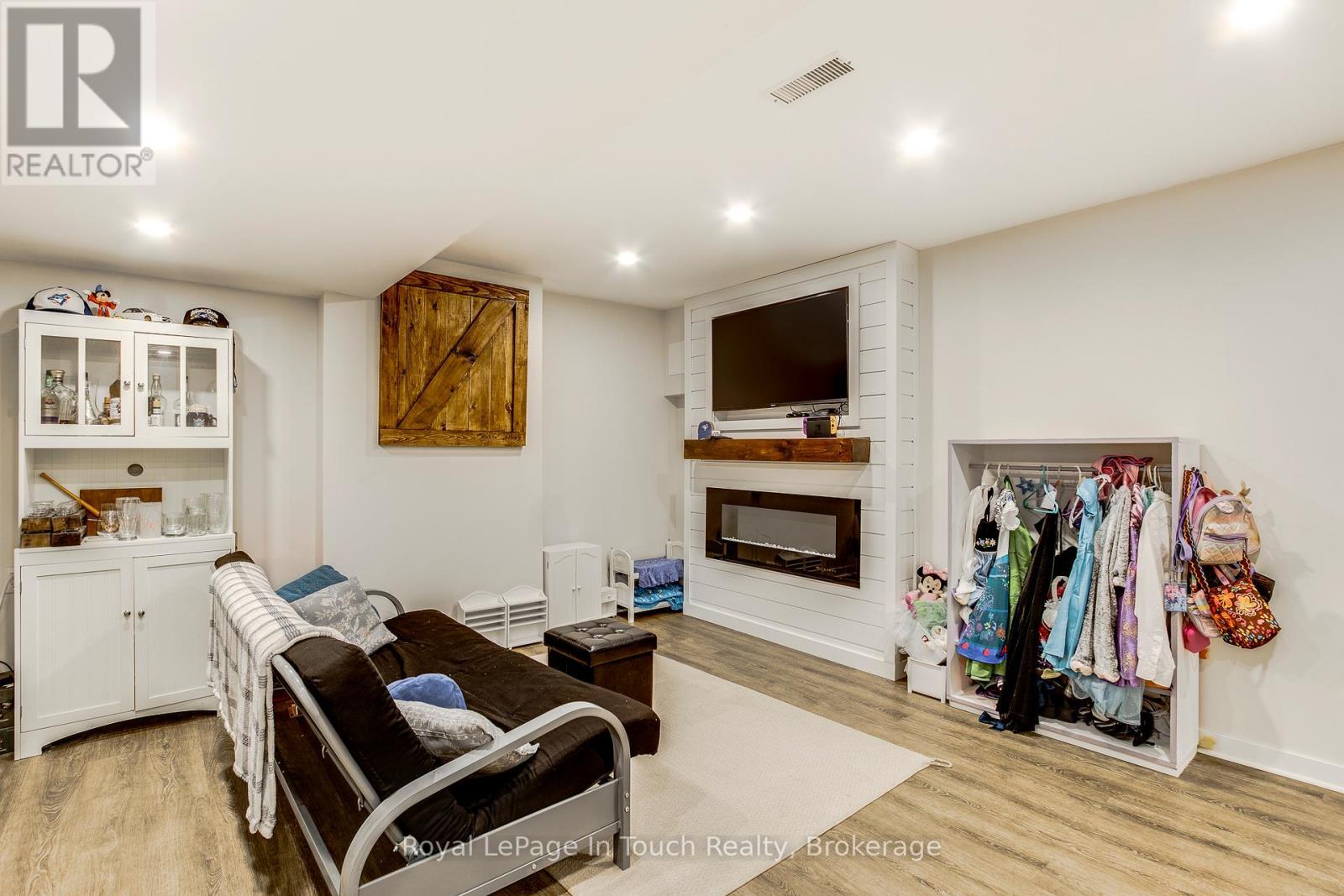 












1130 MARCELLUS DRIVE

,
Midland,




Ontario
L4R5J1

