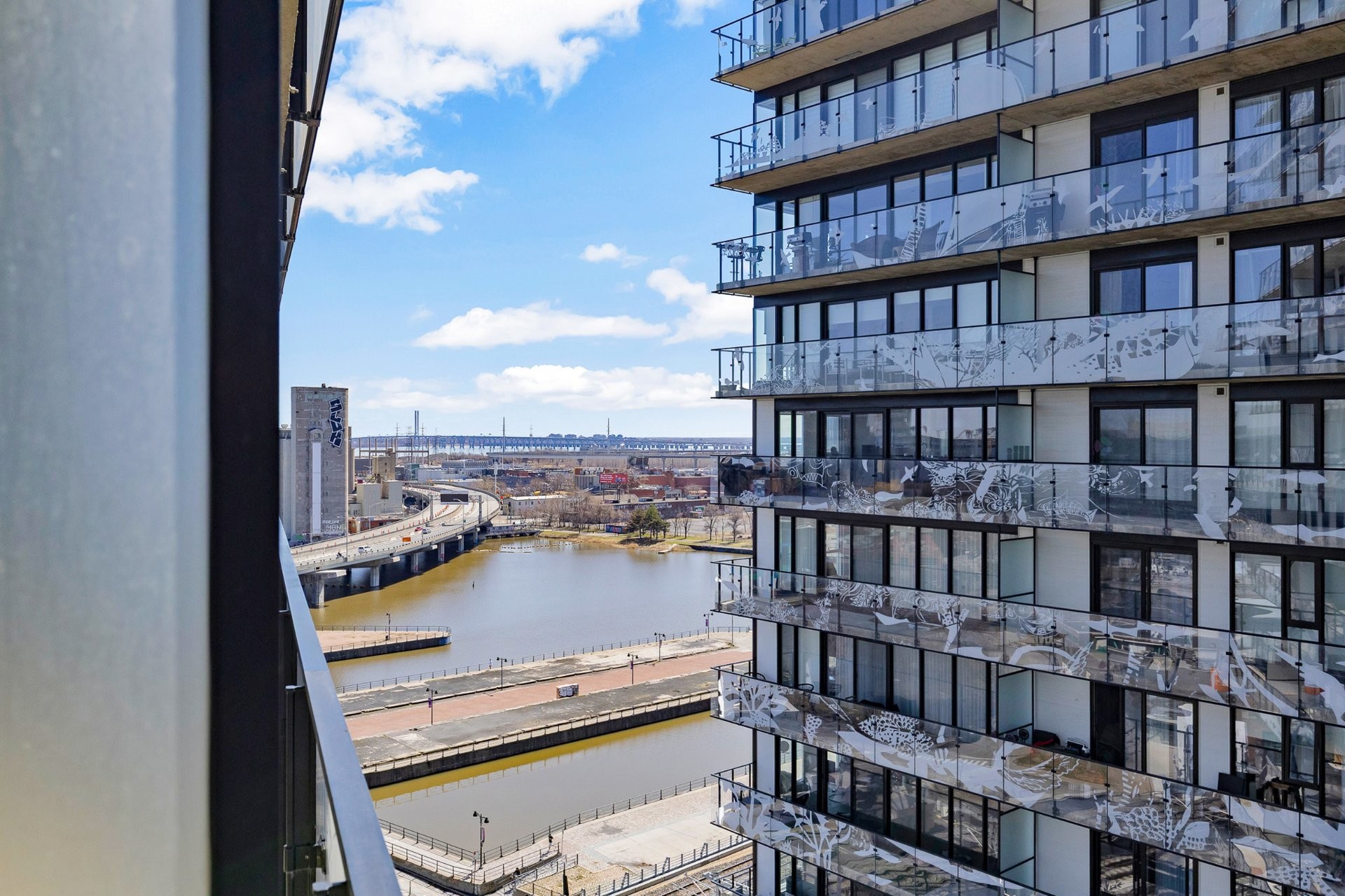 









101


Rue Peel

, 1559,
Montréal (Le Sud-Ouest),




QC
H3C0Y1

