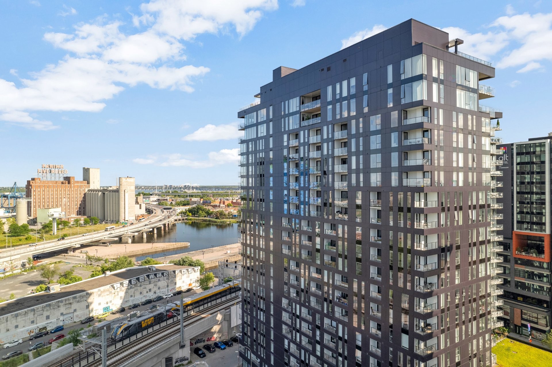 









101


Rue Peel

, 1559,
Montréal (Le Sud-Ouest),




QC
H3C0Y1

