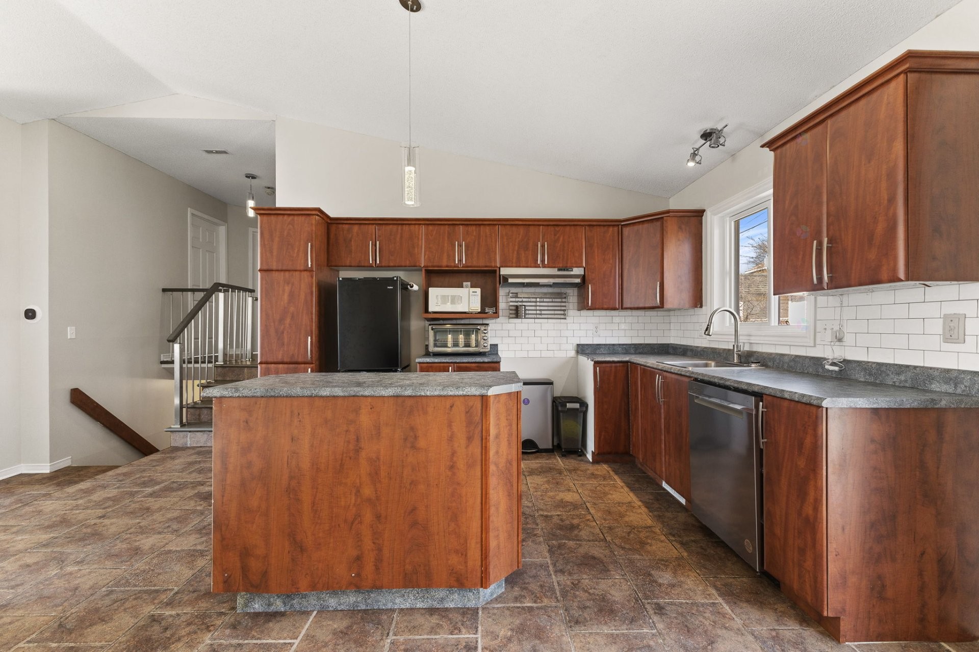 









467


Rue A.-Gibeault

,
Gatineau (Gatineau),




QC
J8R2S2

