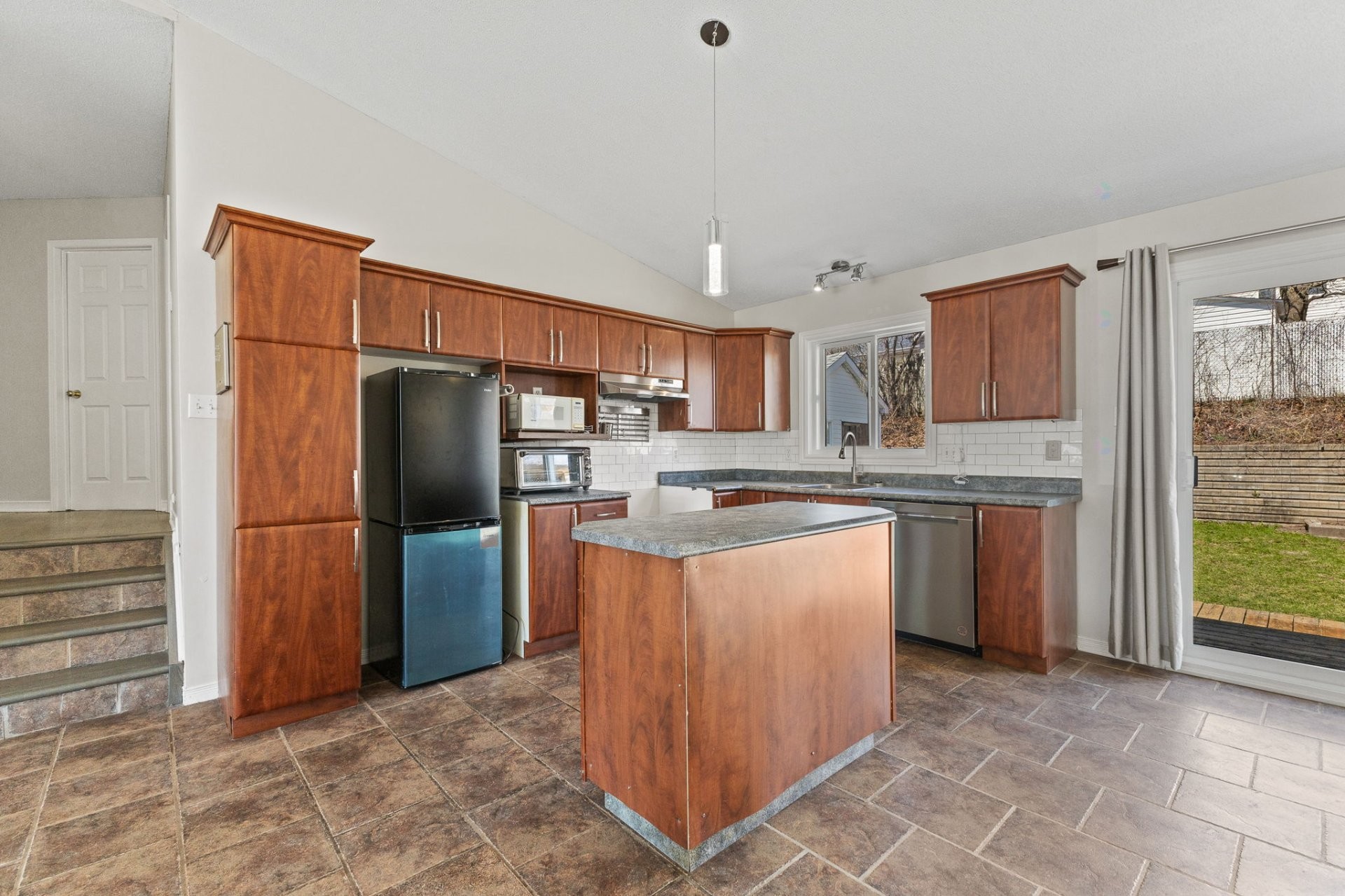 









467


Rue A.-Gibeault

,
Gatineau (Gatineau),




QC
J8R2S2

