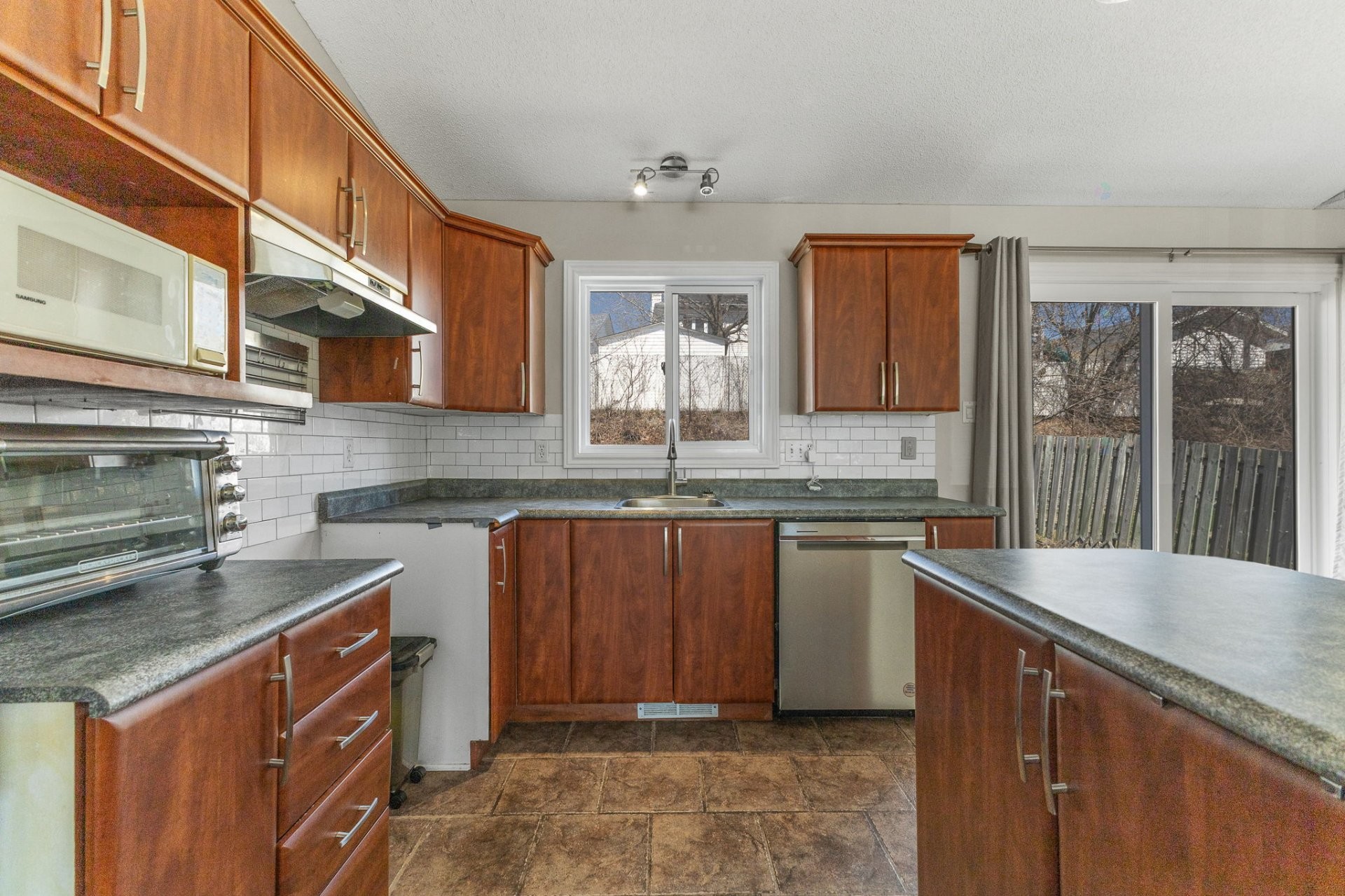 









467


Rue A.-Gibeault

,
Gatineau (Gatineau),




QC
J8R2S2

