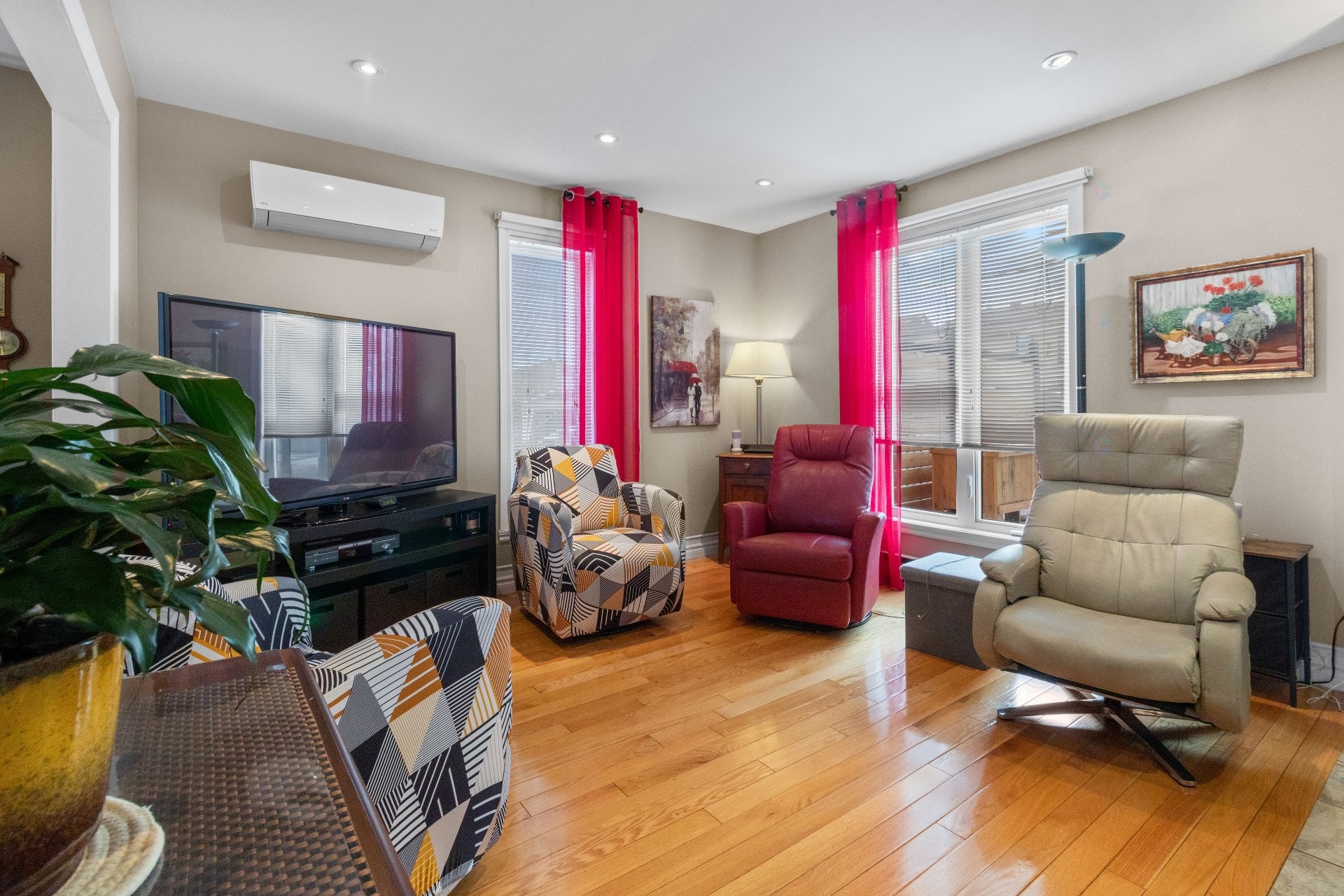 









3344


Rue Pierre-Thomas-Hurteau

,
Longueuil (Saint-Hubert),




QC
J3Y8P3

