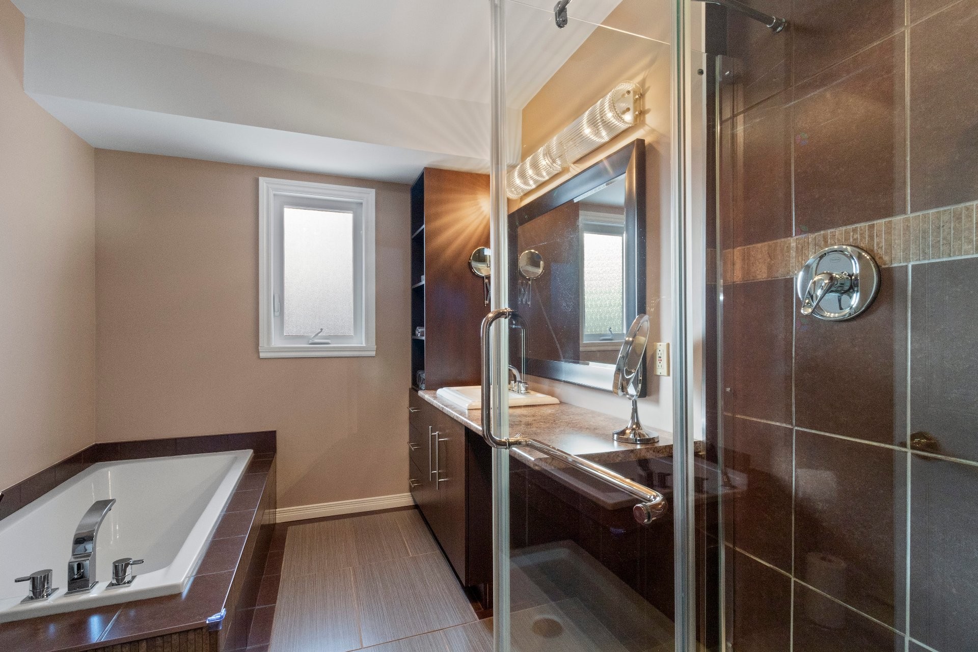 









3344


Rue Pierre-Thomas-Hurteau

,
Longueuil (Saint-Hubert),




QC
J3Y8P3


