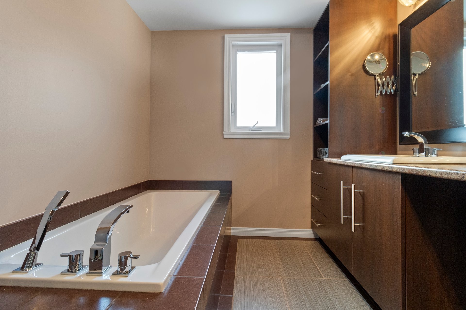 









3344


Rue Pierre-Thomas-Hurteau

,
Longueuil (Saint-Hubert),




QC
J3Y8P3

