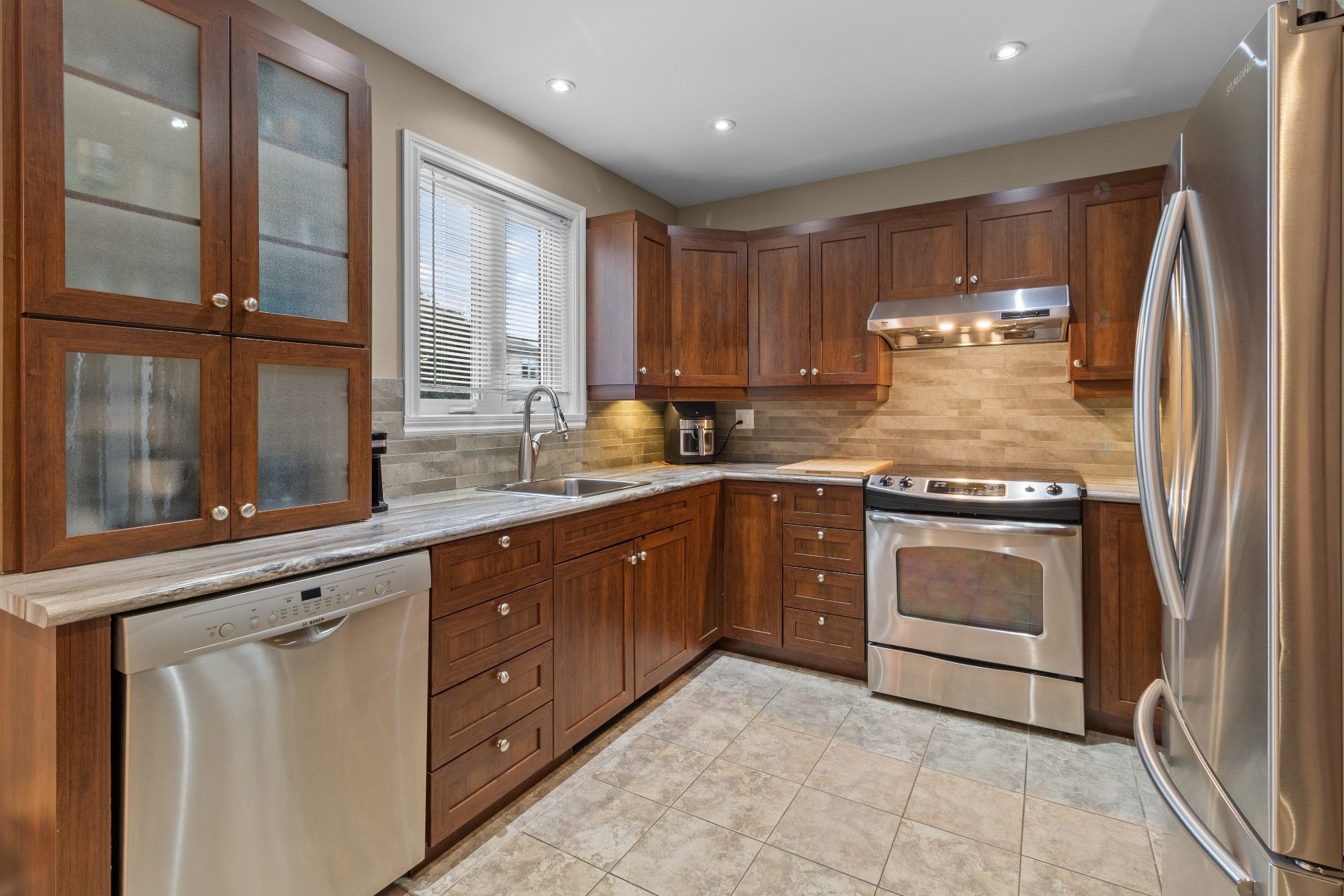 









3344


Rue Pierre-Thomas-Hurteau

,
Longueuil (Saint-Hubert),




QC
J3Y8P3

