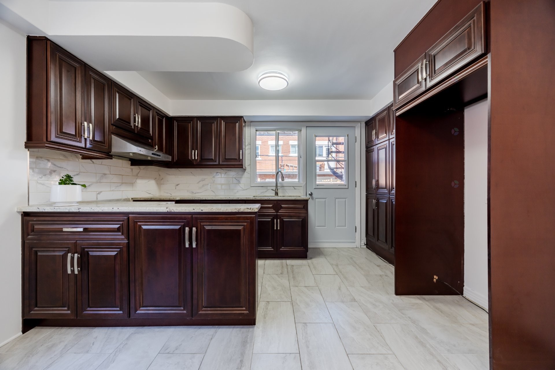 









661

 - 665


Rue Fleury O.

,
Montréal (Ahuntsic-Cartierville),




QC
H3L1W5

