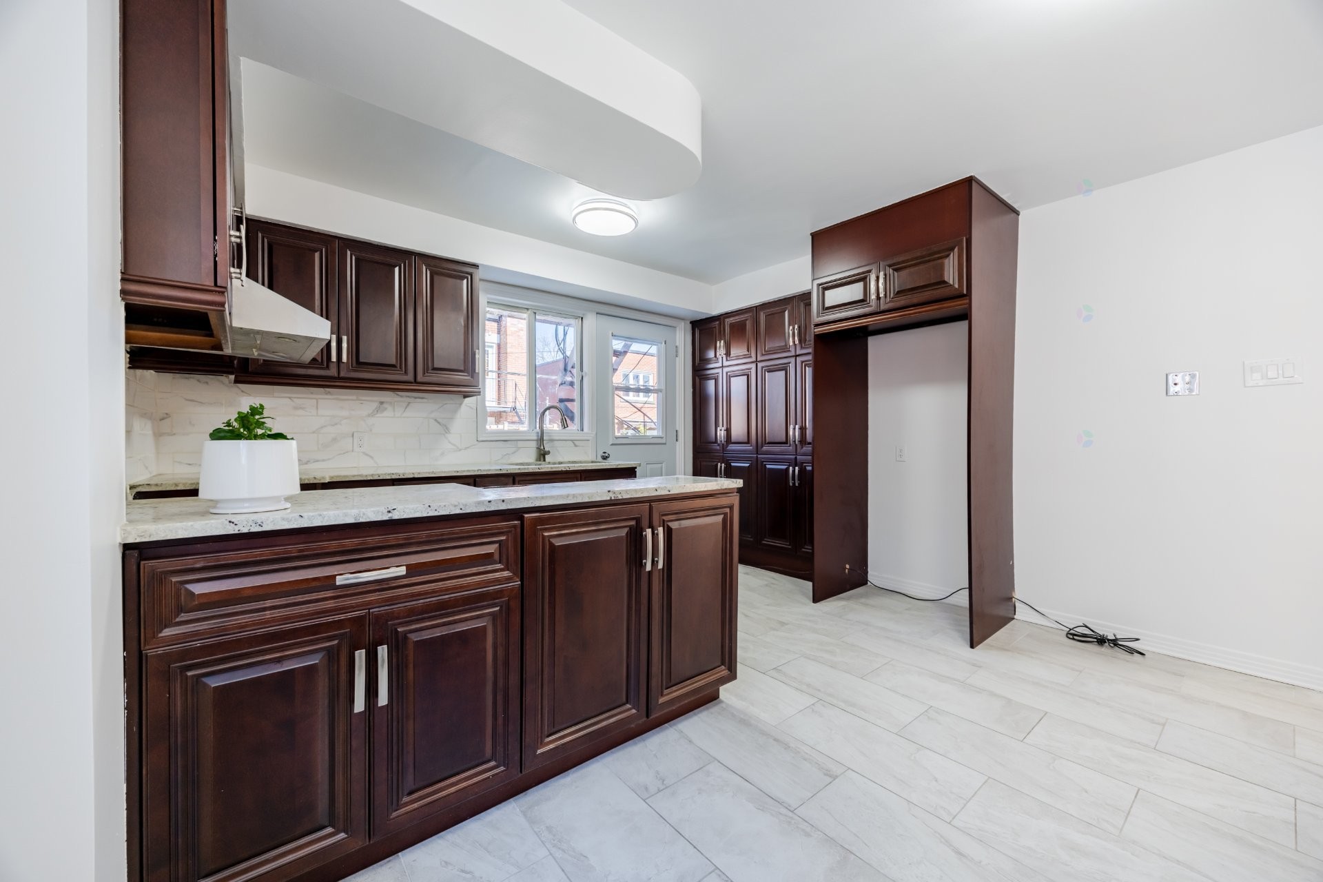 









661

 - 665


Rue Fleury O.

,
Montréal (Ahuntsic-Cartierville),




QC
H3L1W5

