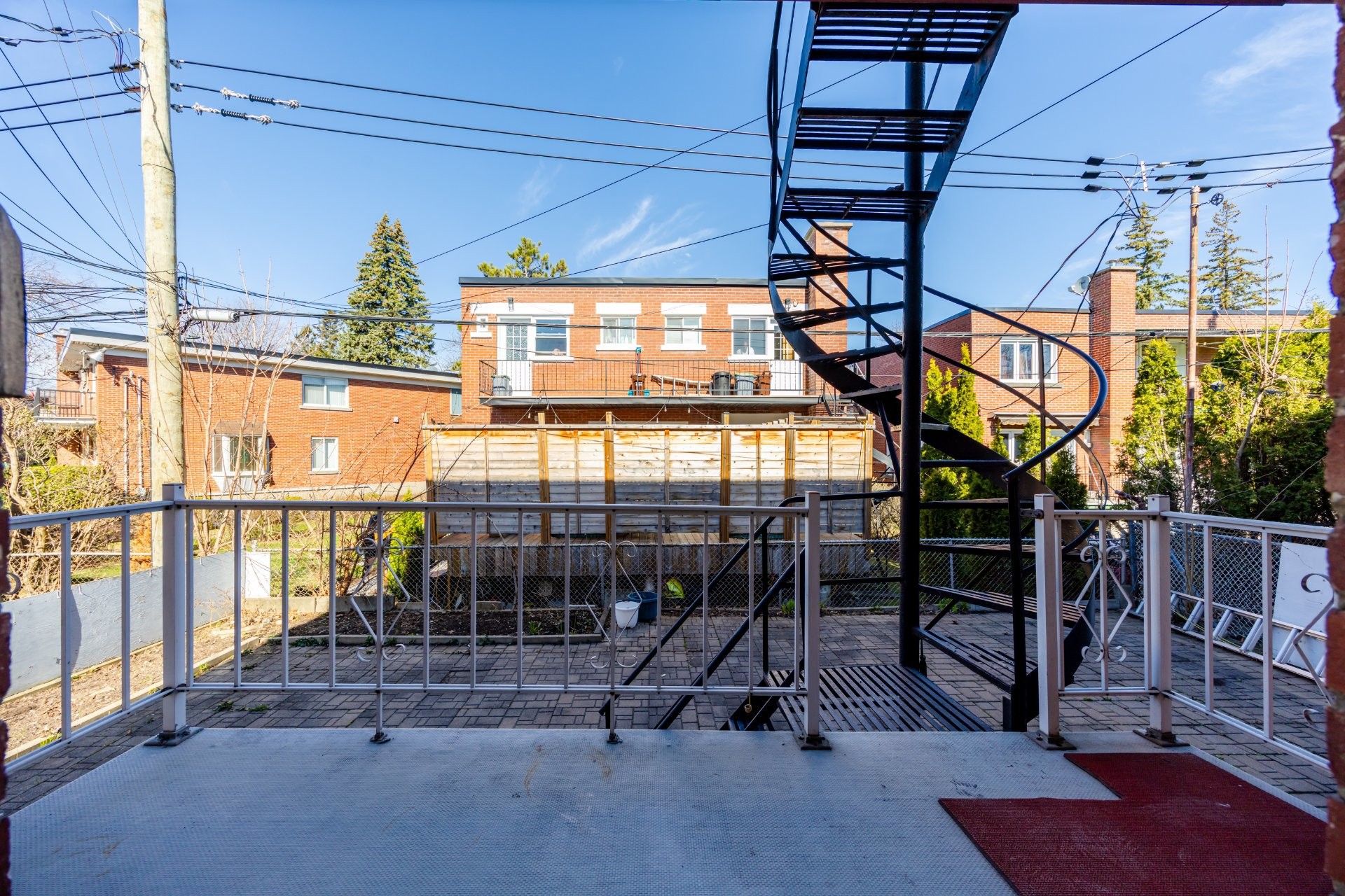 









661

 - 665


Rue Fleury O.

,
Montréal (Ahuntsic-Cartierville),




QC
H3L1W5

