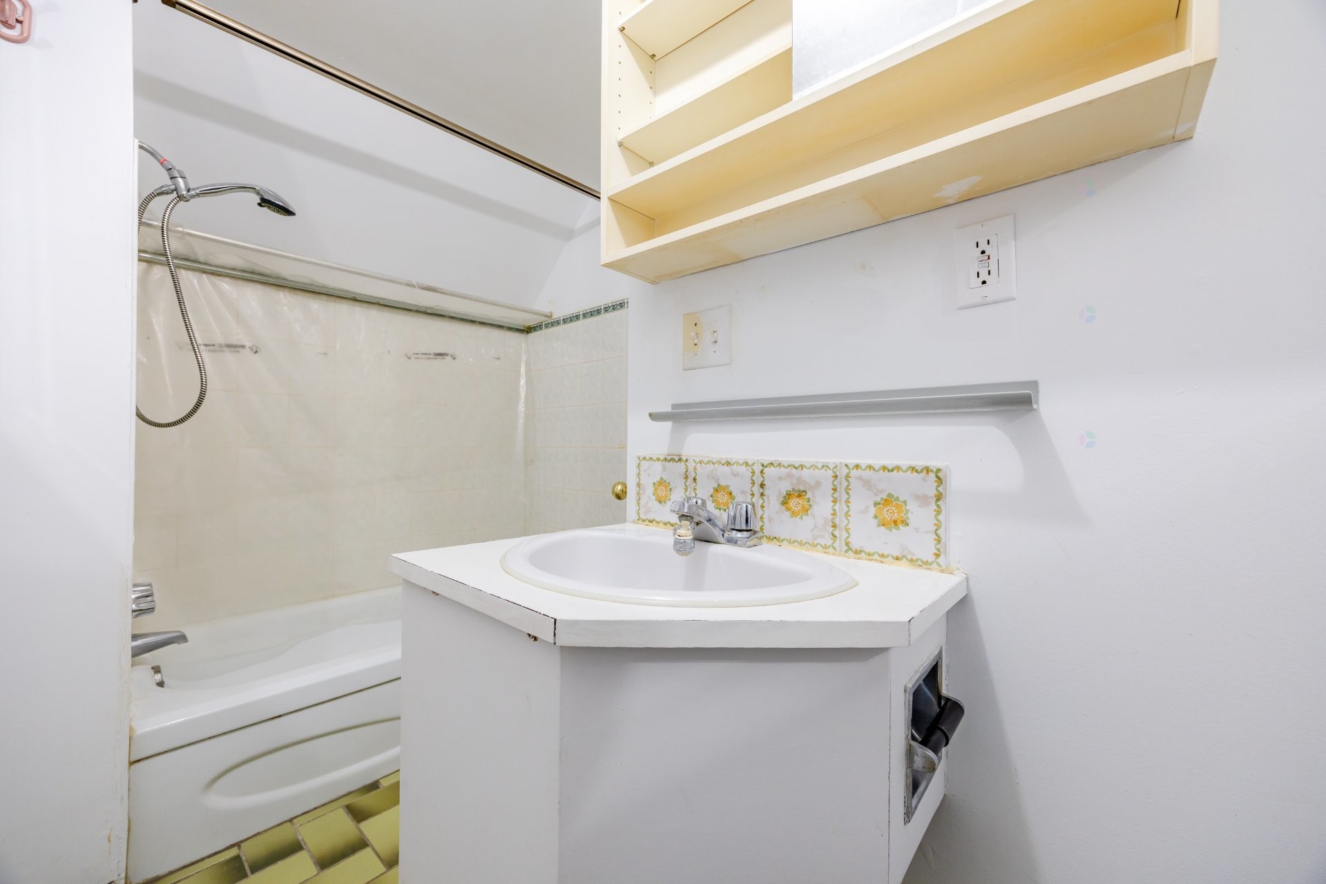 









661

 - 665


Rue Fleury O.

,
Montréal (Ahuntsic-Cartierville),




QC
H3L1W5

