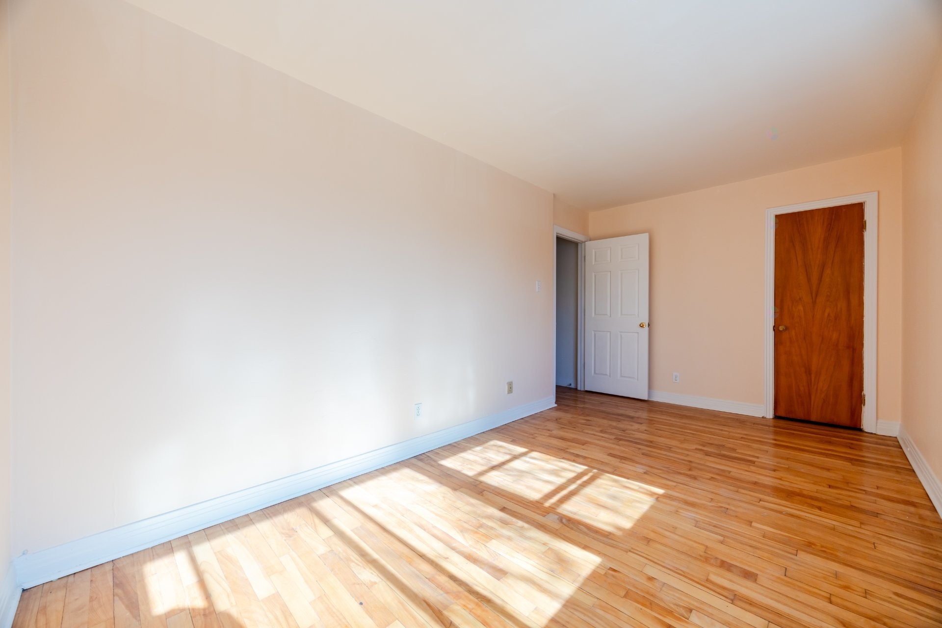 









661

 - 665


Rue Fleury O.

,
Montréal (Ahuntsic-Cartierville),




QC
H3L1W5

