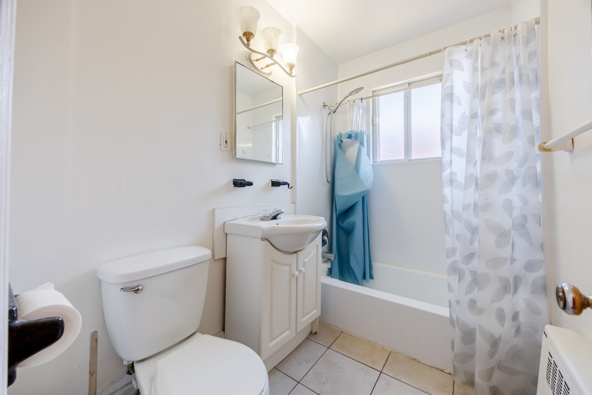 









661

 - 665


Rue Fleury O.

,
Montréal (Ahuntsic-Cartierville),




QC
H3L1W5

