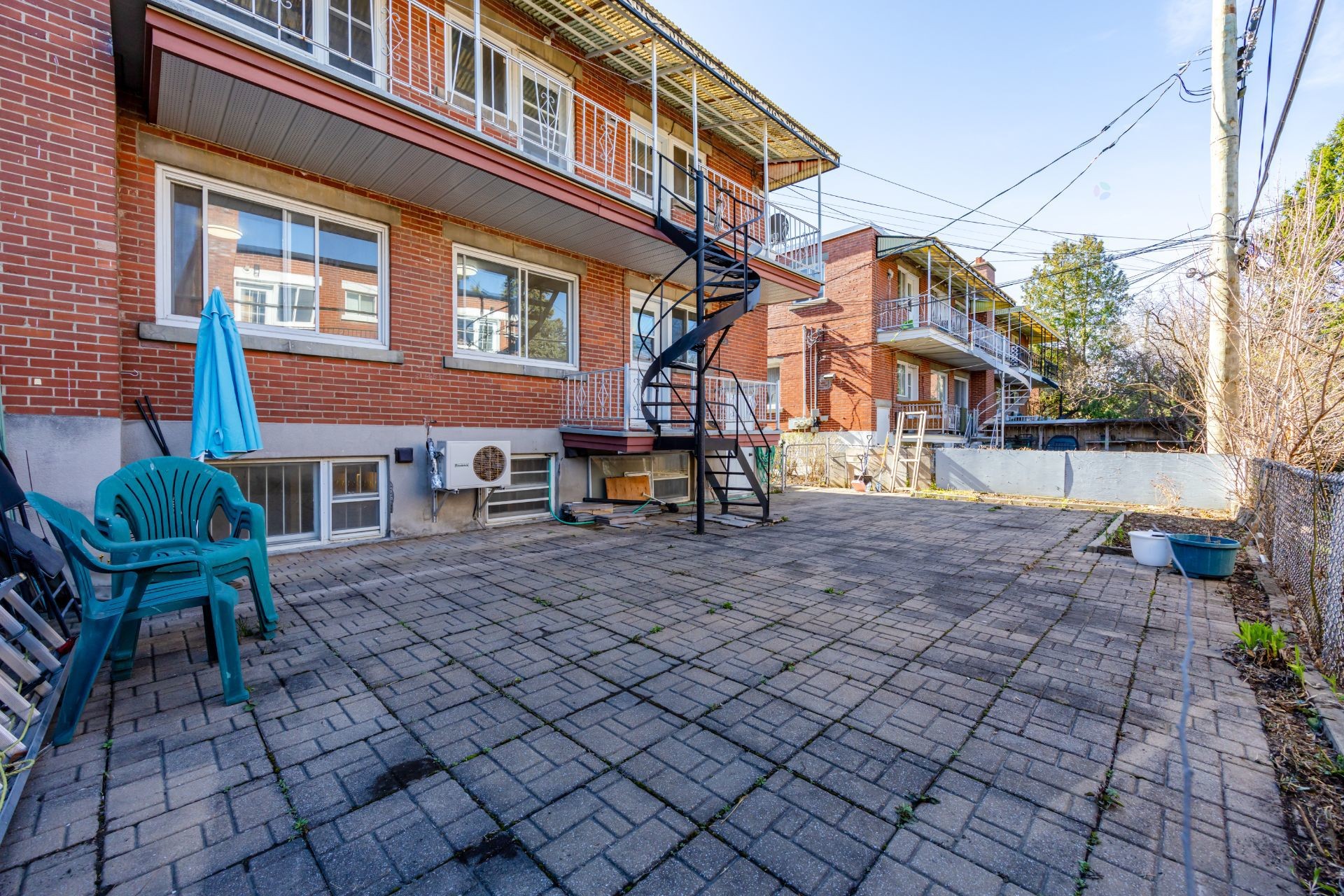 









661

 - 665


Rue Fleury O.

,
Montréal (Ahuntsic-Cartierville),




QC
H3L1W5

