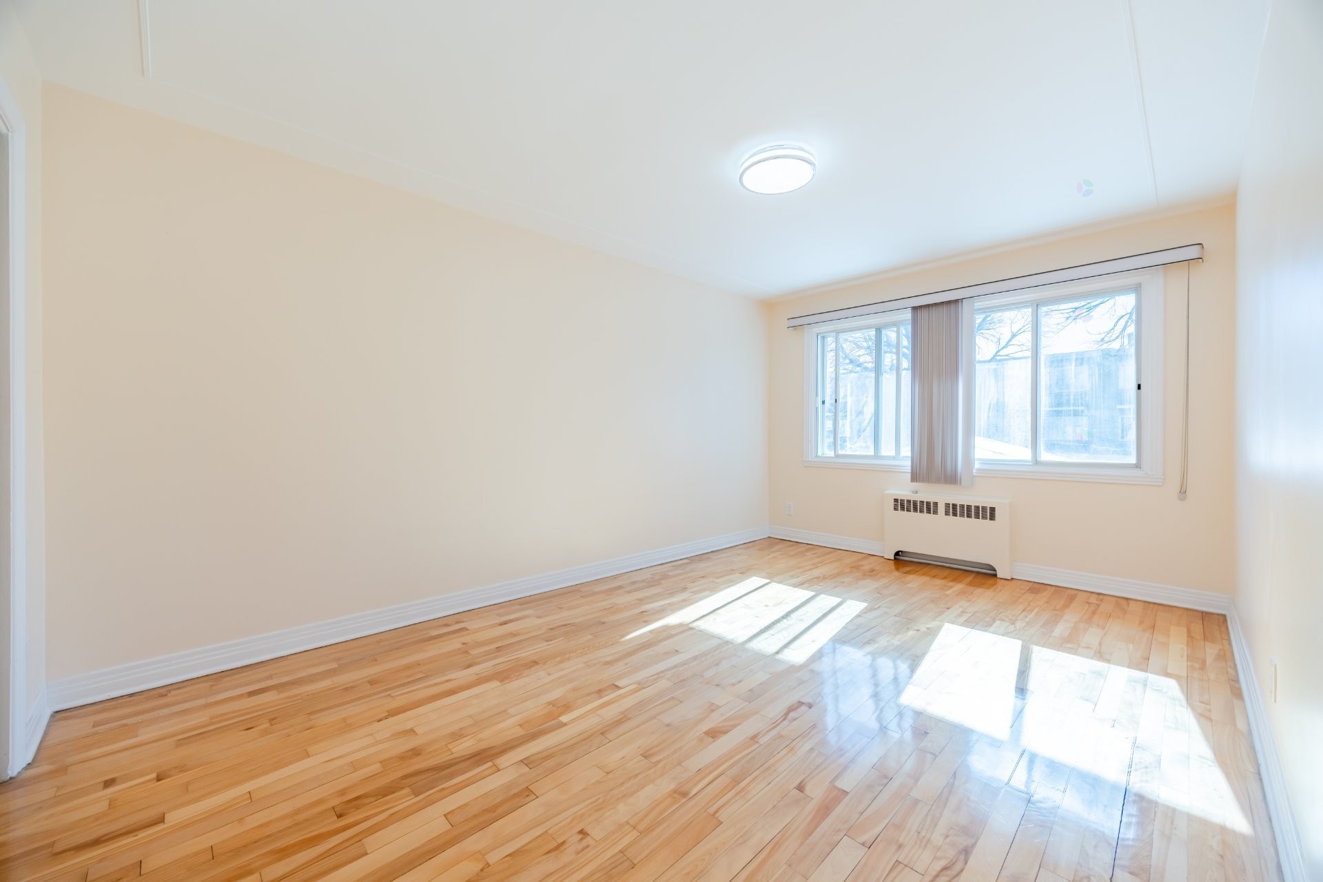 









661

 - 665


Rue Fleury O.

,
Montréal (Ahuntsic-Cartierville),




QC
H3L1W5

