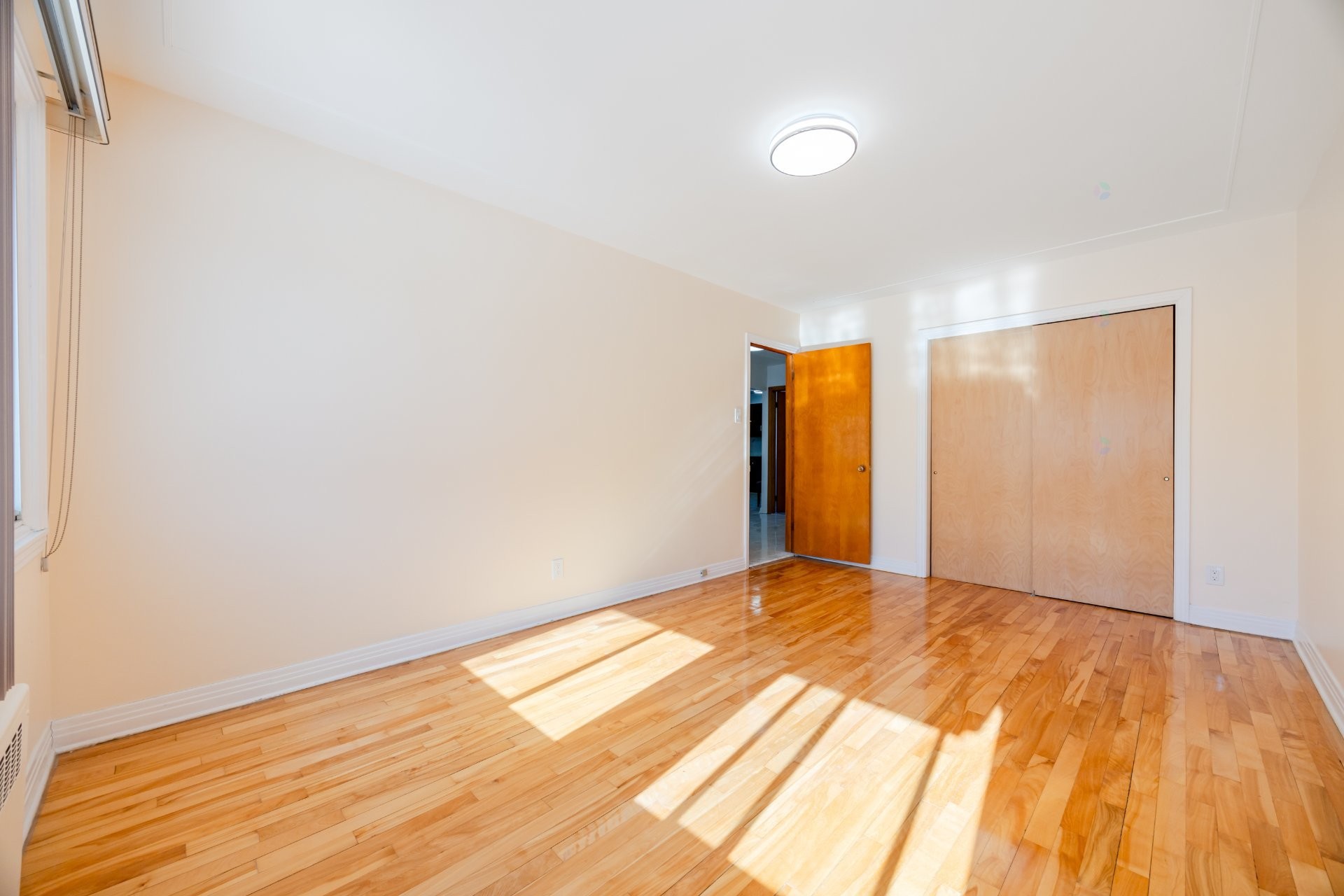 









661

 - 665


Rue Fleury O.

,
Montréal (Ahuntsic-Cartierville),




QC
H3L1W5

